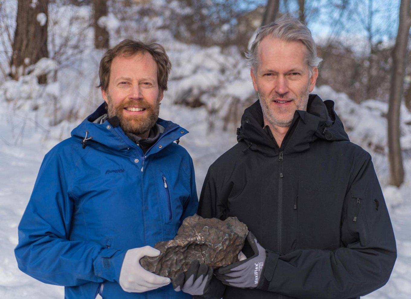 Anders Zetterqvist och Andreas Forsberg hittade stenen i november 2020. Arkivbild. Foto: Naturhistoriska riksmuseet
