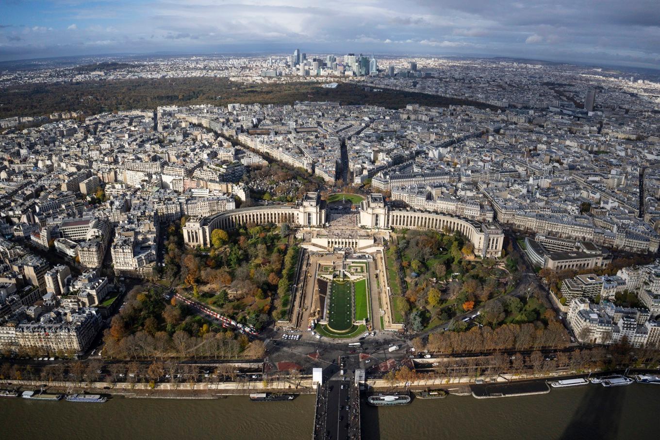 Vy över Seine från Eiffeltornet. Kvarteret med Irans beskickningar ligger nere till höger på denna arkivbild. Foto: Pavel Golovkin/AP/TT