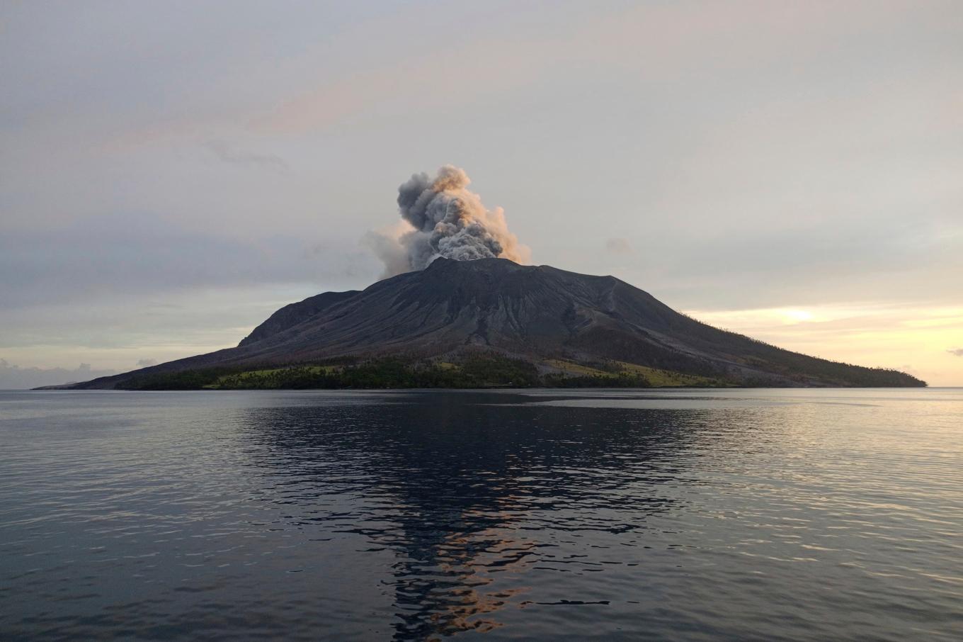Vulkanen Raung i norra Indonesien har återigen fått ett utbrott. Foto: Indonesiska räddningstjänsten/AP/TT