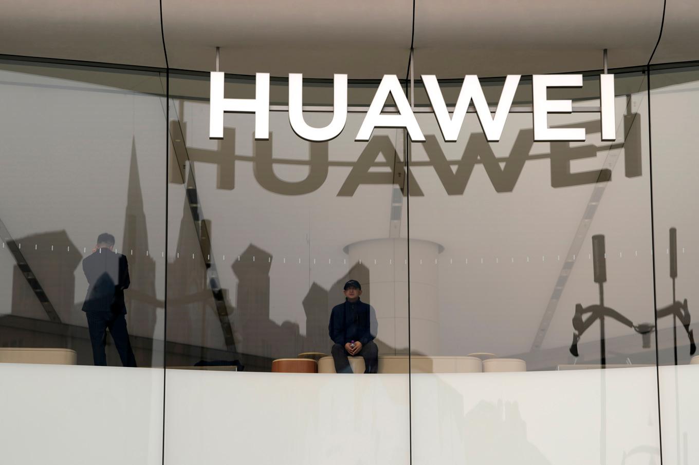 Det kinesiska telekombolaget Huawei får ta del av information om svenska mobiloperatörer har regeringen beslutat. Arkivbild Foto: Ng Han Guan/AP/TT