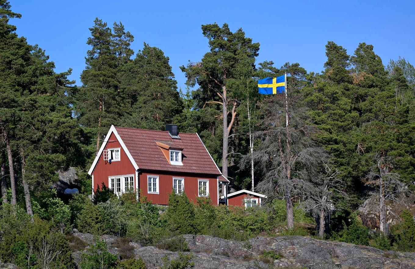 En röd stuga med vita knutar drömmer många om. Arkivbild. Foto: Janerik Henriksson/TT