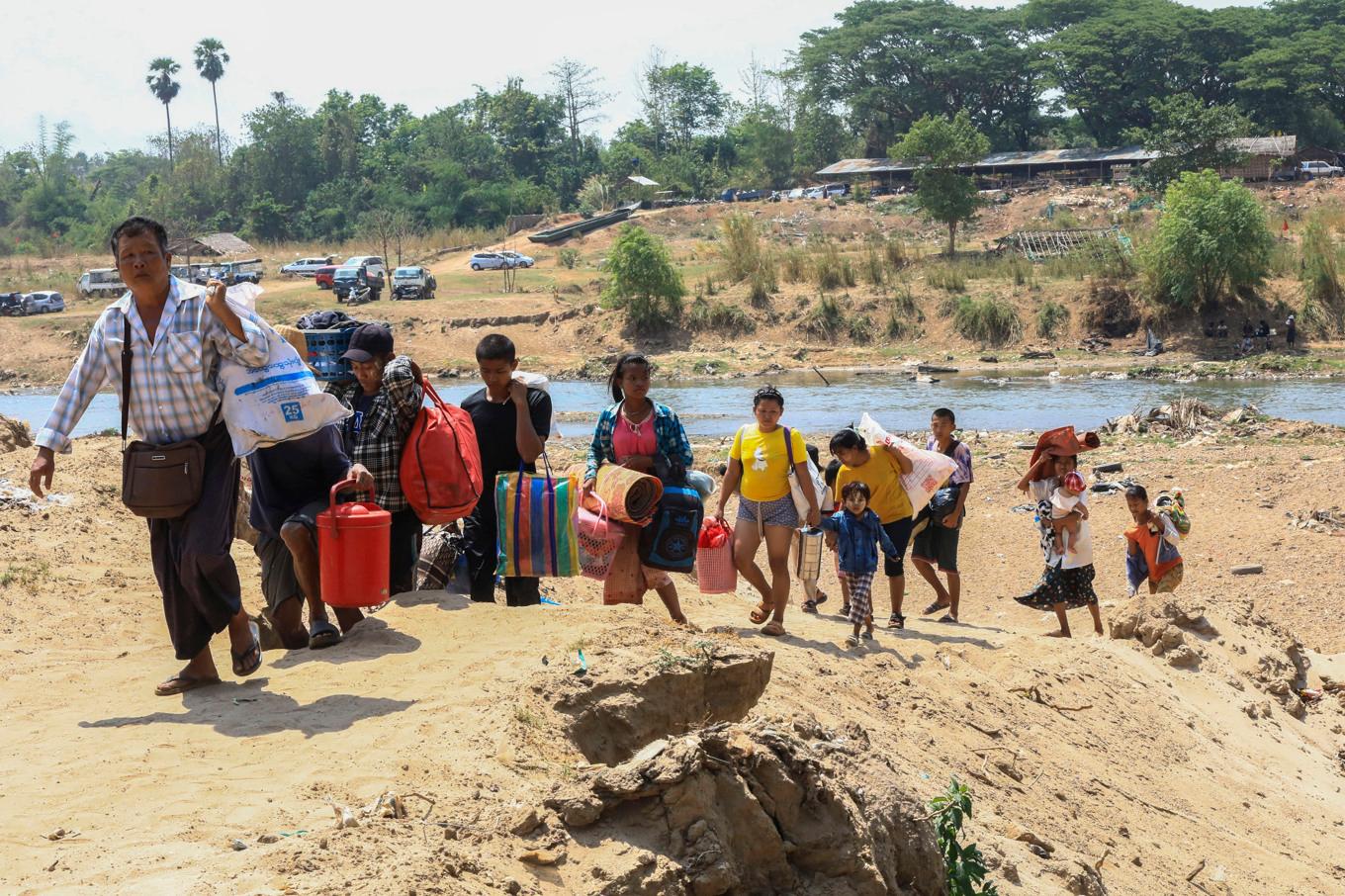 Flyktingar från östra Myanmar som tar sig till Thailand. Foto: Warangkana Wanichachewa/AP/TT
