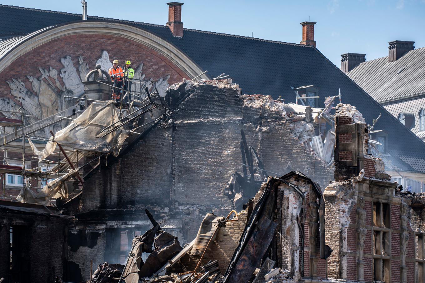 Stora delar av Børsen i Köpenhamn förstördes i en brand i tisdags. Foto: Emil Nicolai Helms/Scanpix/TT