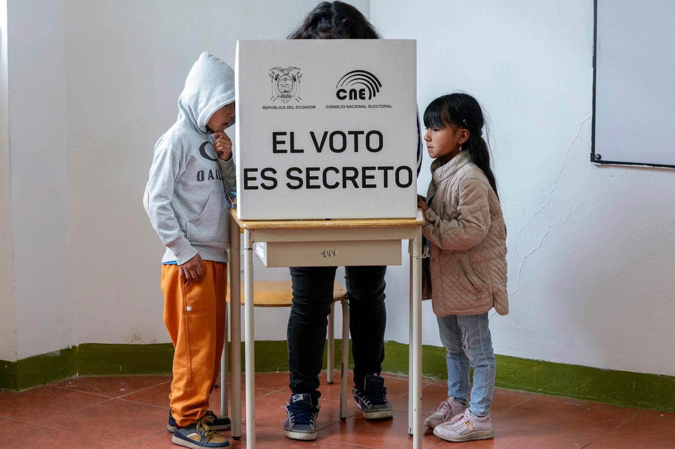 Enligt en preliminär rösträkning säger väljarna i Ecuador ja till de förslag som presenterats för att få bukt med de kriminella gängen i landet. Foto: Dolores Ochoa/AP/TT
