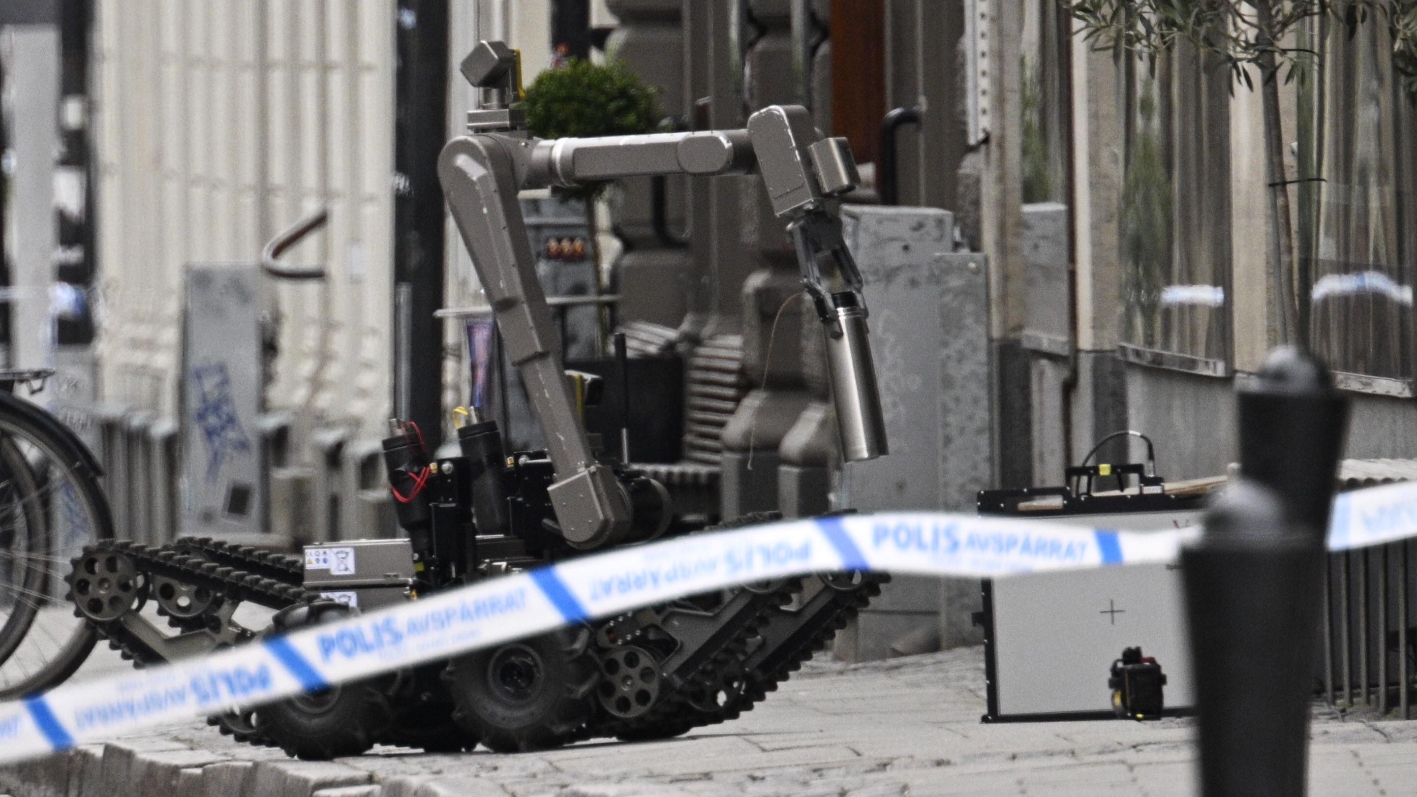 Polis och avspärrningar på Klostergatan i centrala Lund efter att ett misstänkt farligt föremål påträffats på måndagen. Foto: Johan Nilsson/TT