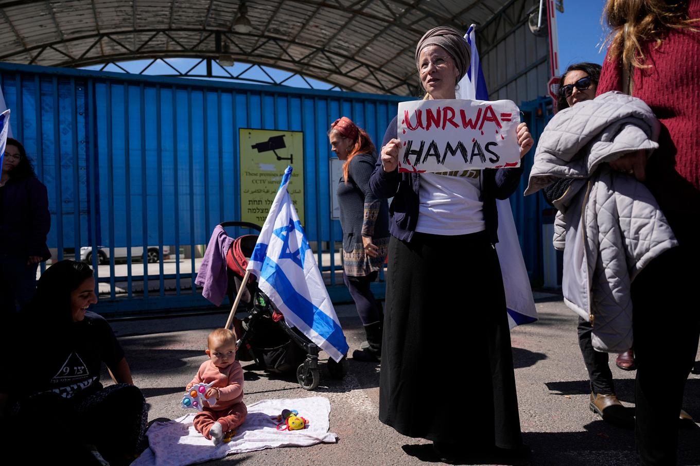 Israeler protesterar mot FN-organet Unrwa i Jerusalem i mars. Foto: Ohad Zwigenberg/AP/TT
