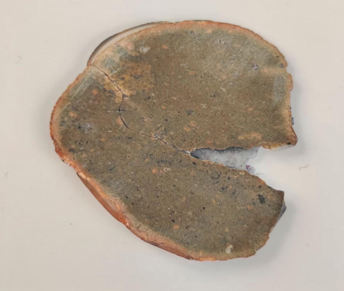 Ett spår av ett meteoritnedslag i form av en liten sten upptäcktes längs inlandsisen på Grönland. Pressbild. Foto: Naturhistoriska riksmuseet
