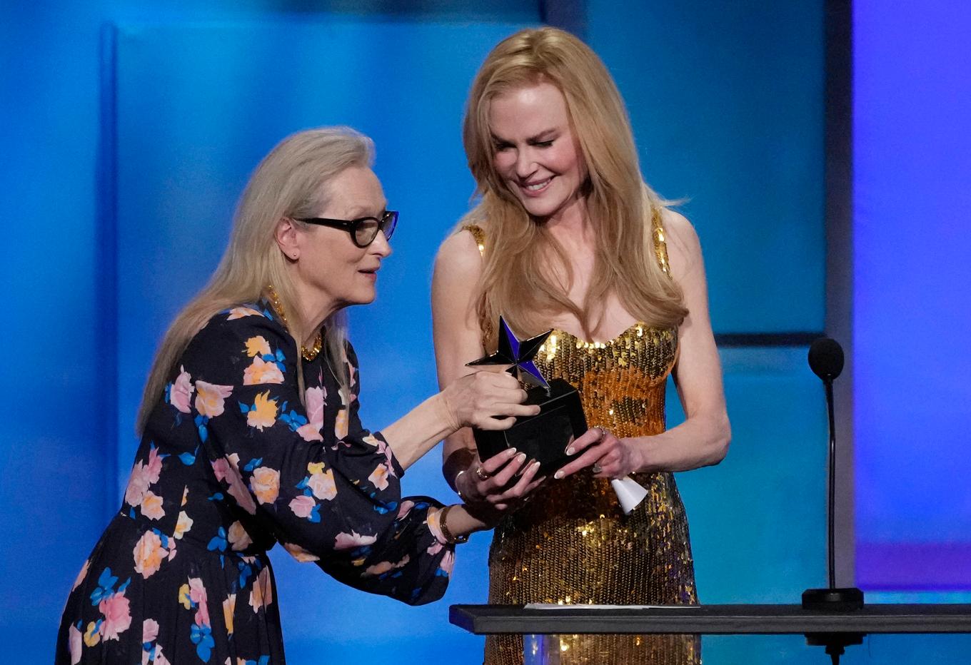 Meryl Streep delar ut en Life Achievement Award till Nicole Kidman. Foto: Chris Pizzello/AP