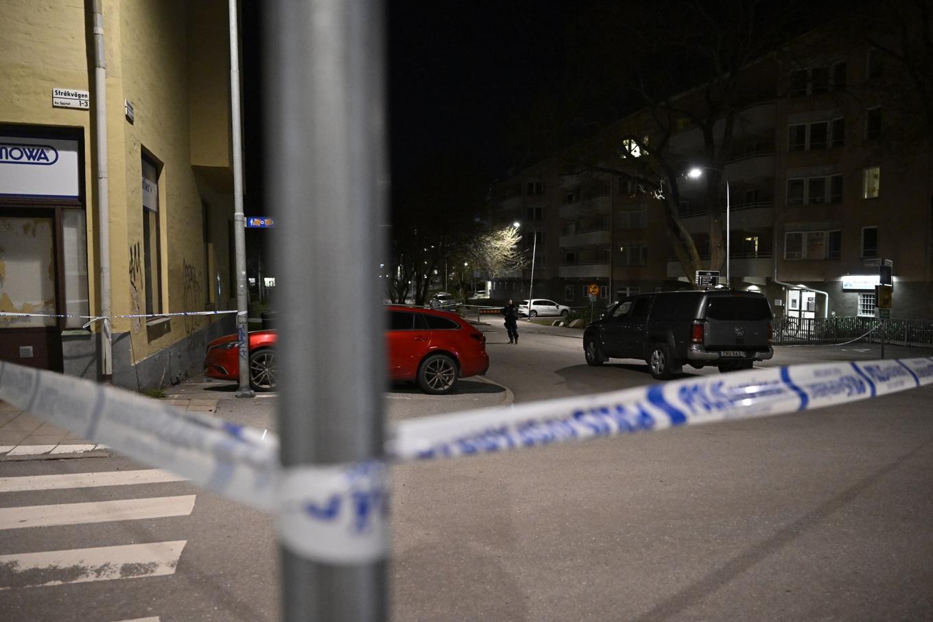 En man har gripits efter en skottlossning utomhus i Råsundaområdet i Solna utanför Stockholm. Foto: Henrik Montgomery/TT