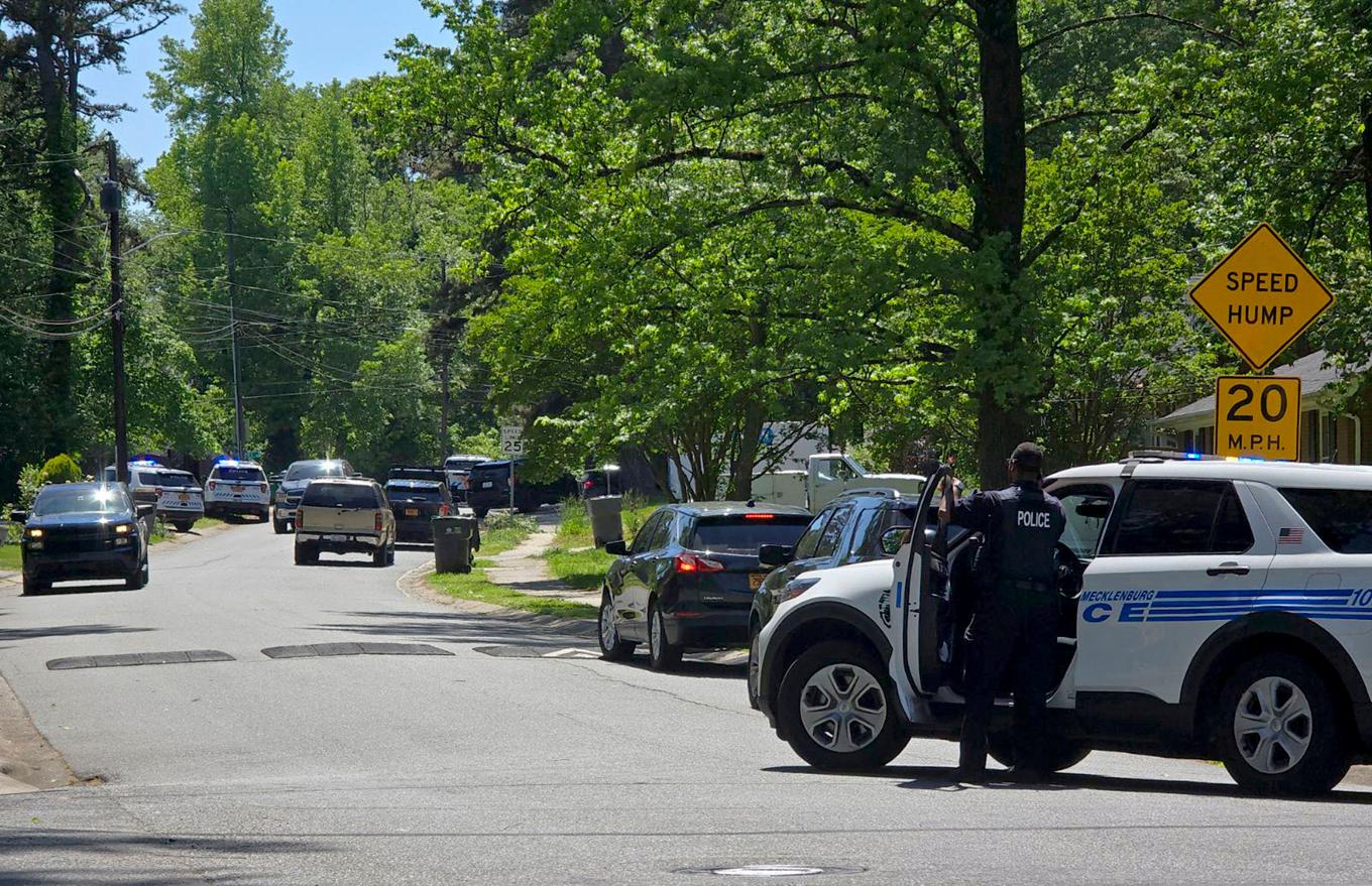 Flera poliser har dött under en insats i Charlotte i North Carolina i USA. Foto: Khadejeh Nikouyeh/The Charlotte Observer via AP/TT