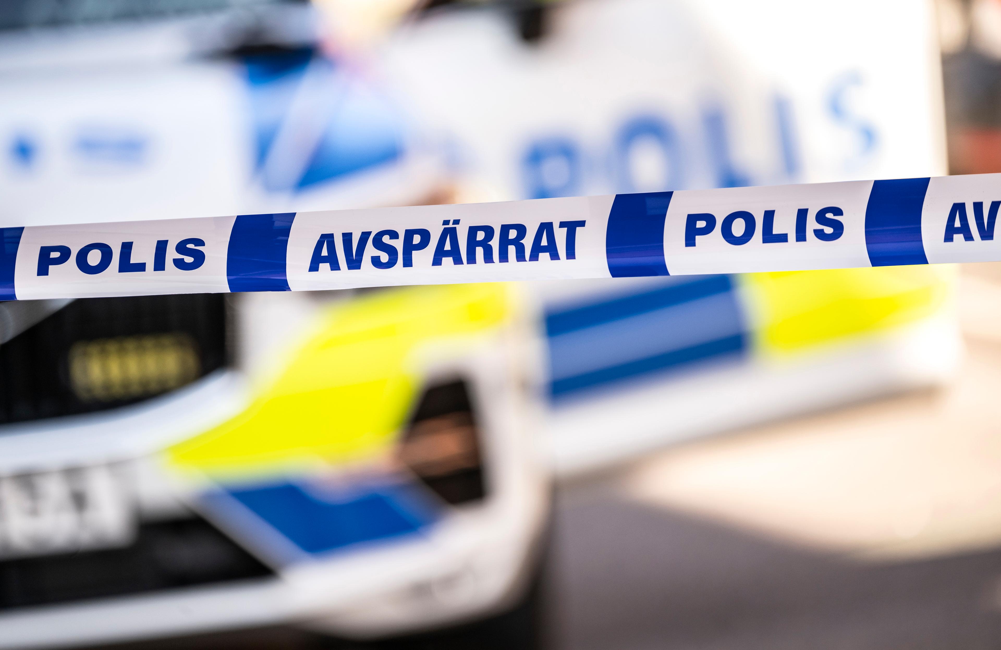 Polis har spärrat av ett område vid en bostad i Helsingborg som besköts under första maj. Foto: Johan Nilsson/TT
