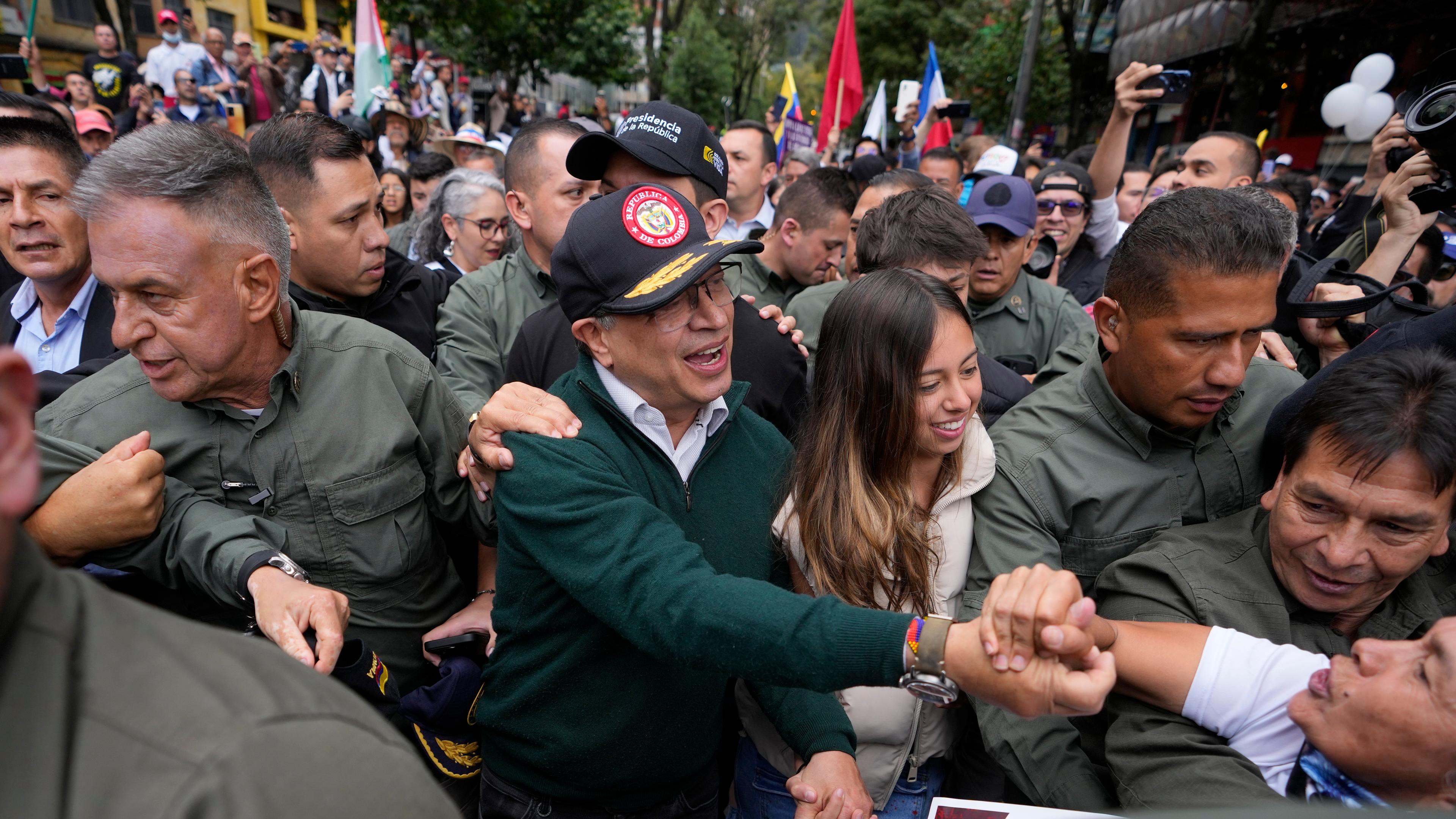 Colombias president Gustavo Petro (i keps) omgiven av anhängare vid en första maj-demonstration i huvudstaden Bogotá. Foto: Fernando Vergara/AP/TT