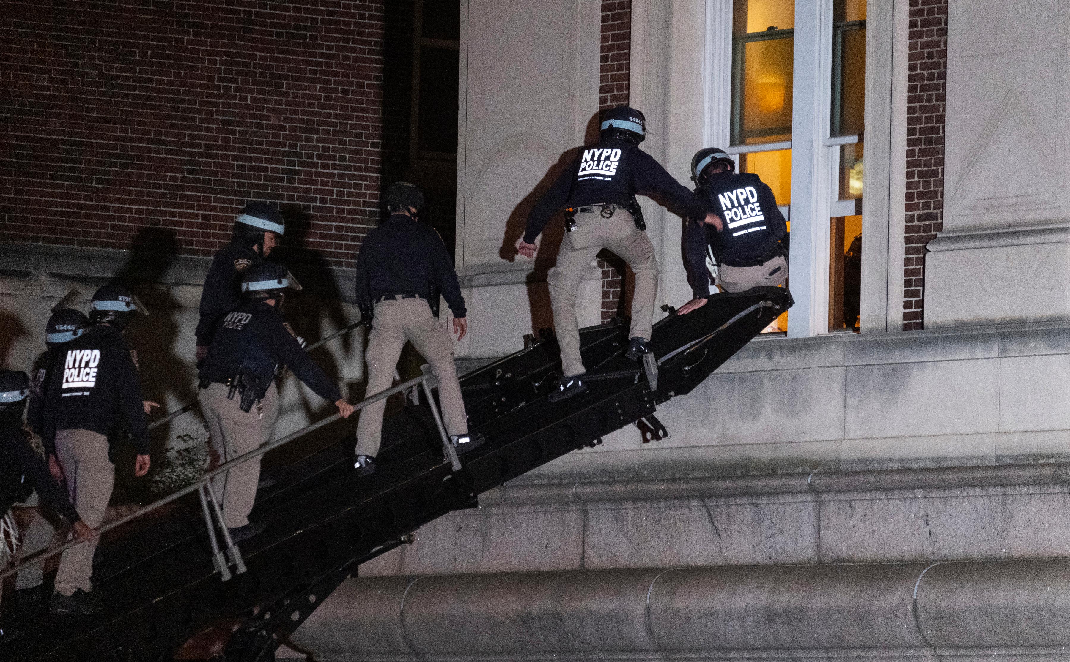 Polis tar sig in i Hamilton Hall vid Columbia University i New York. Foto: Craig Ruttle/AP/TT