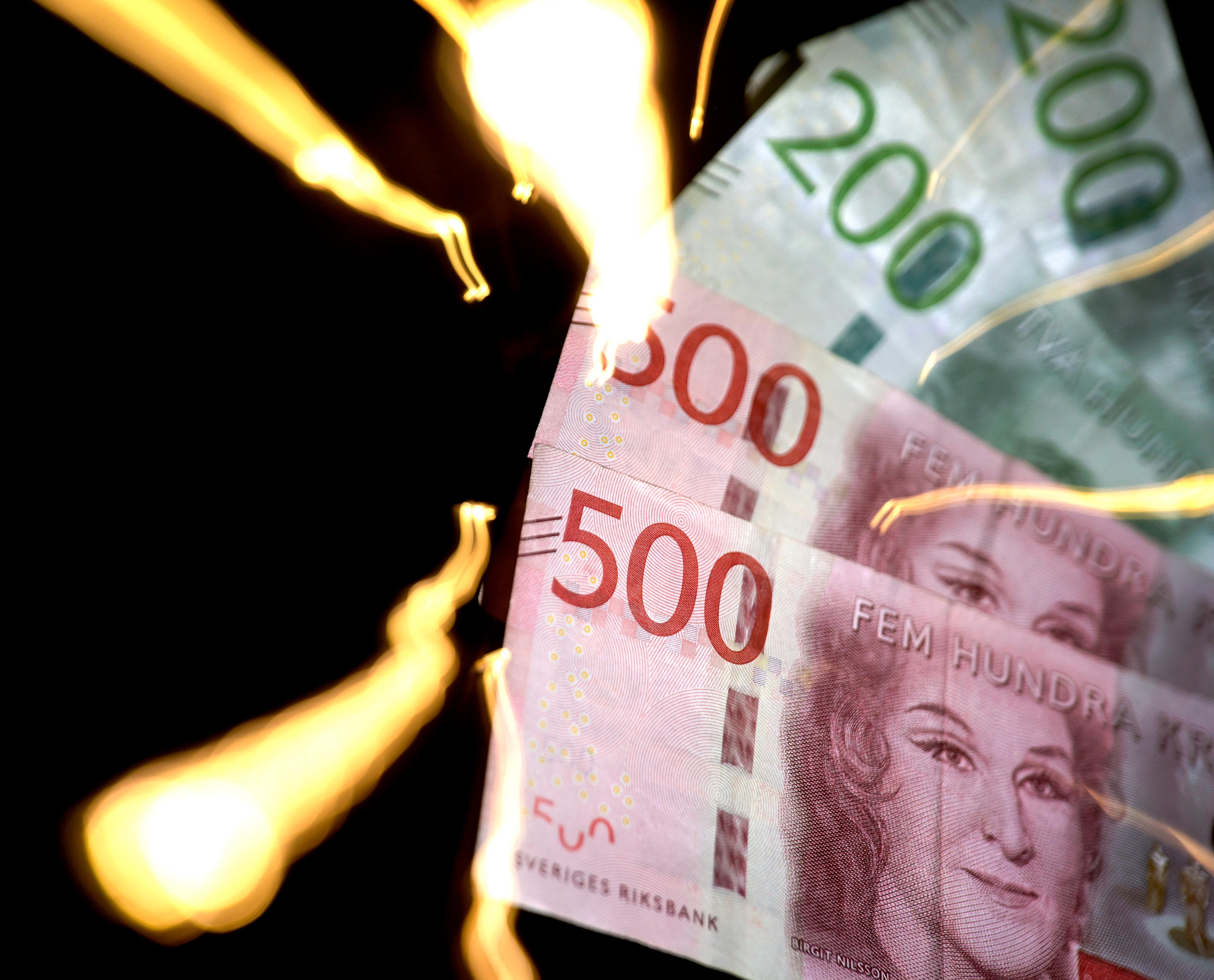 Falsk eller äkta? Värdet av beslagtagna falska sedlar har ökat de senaste åren. Arkivbild. Foto: Janerik Henriksson/TT