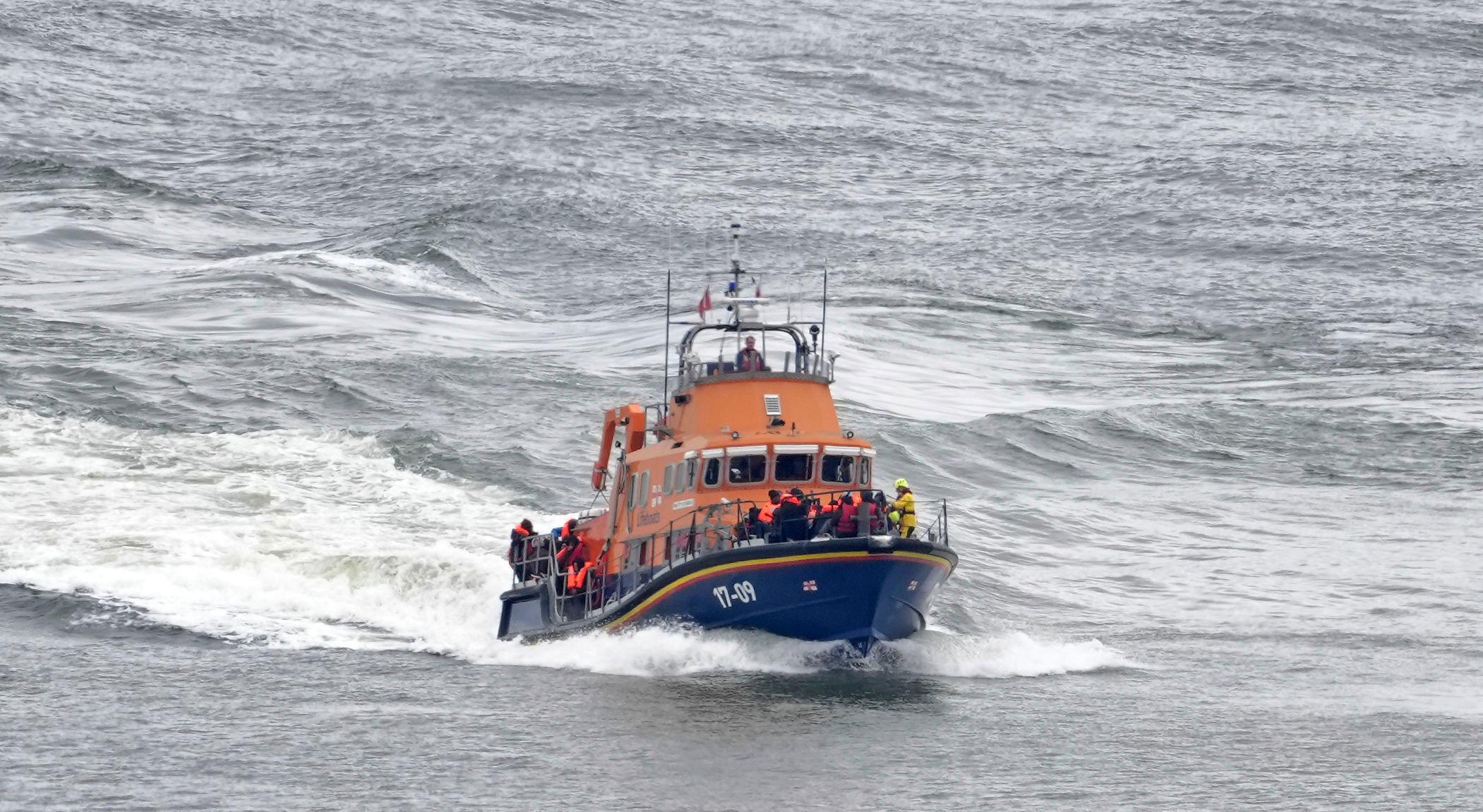 Flera människor räddades från en överfull uppblåsbar båt i engelska kanalen 23 april. Fem personer omkom, däribland en sjuåring som bott i Sverige. Foto: Gareth Fuller/AP/TT