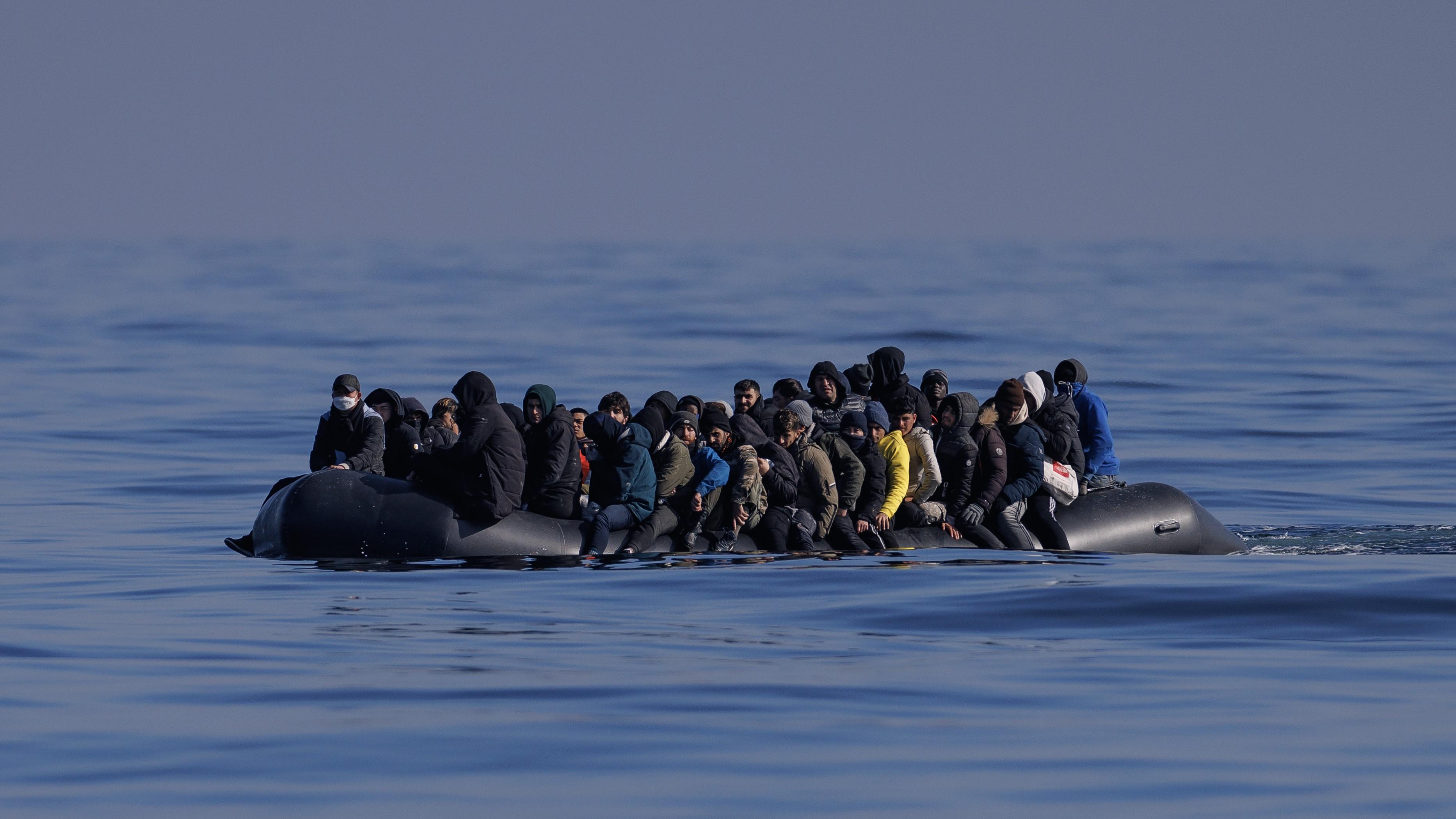 En gummibåt med cirka 65 migranter korsar Engelska kanalen den 6 mars i år. Då hade 2 983 personer tagit sig över kanalen sedan i januari. Foto: Dan Kitwood/Getty Images