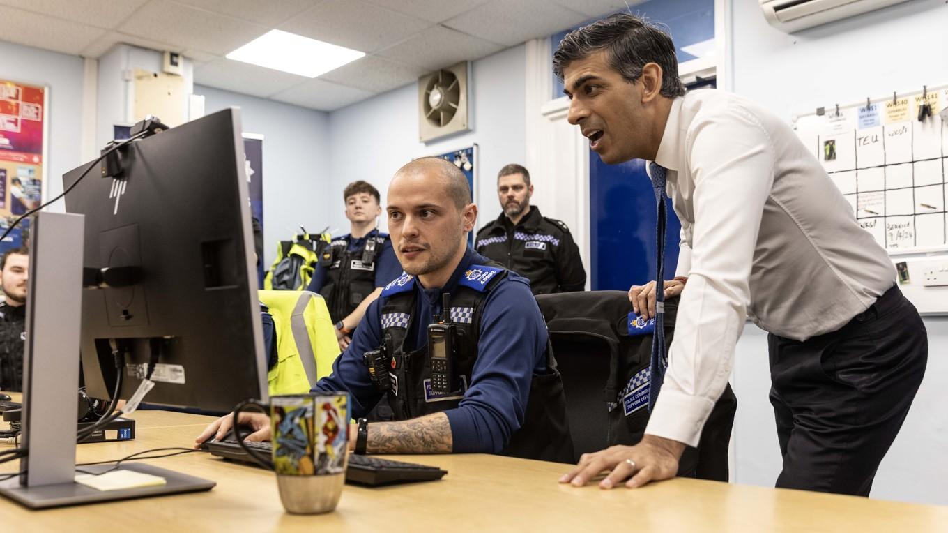 Storbritanniens premiärminister Rishi Sunak besöker polisstationen i Horsham den 10 april och tittar på övervakningsfilmer som visar fräcka butikssnatterier. Foto: Richard Pohle – WPA Pool/Getty Images