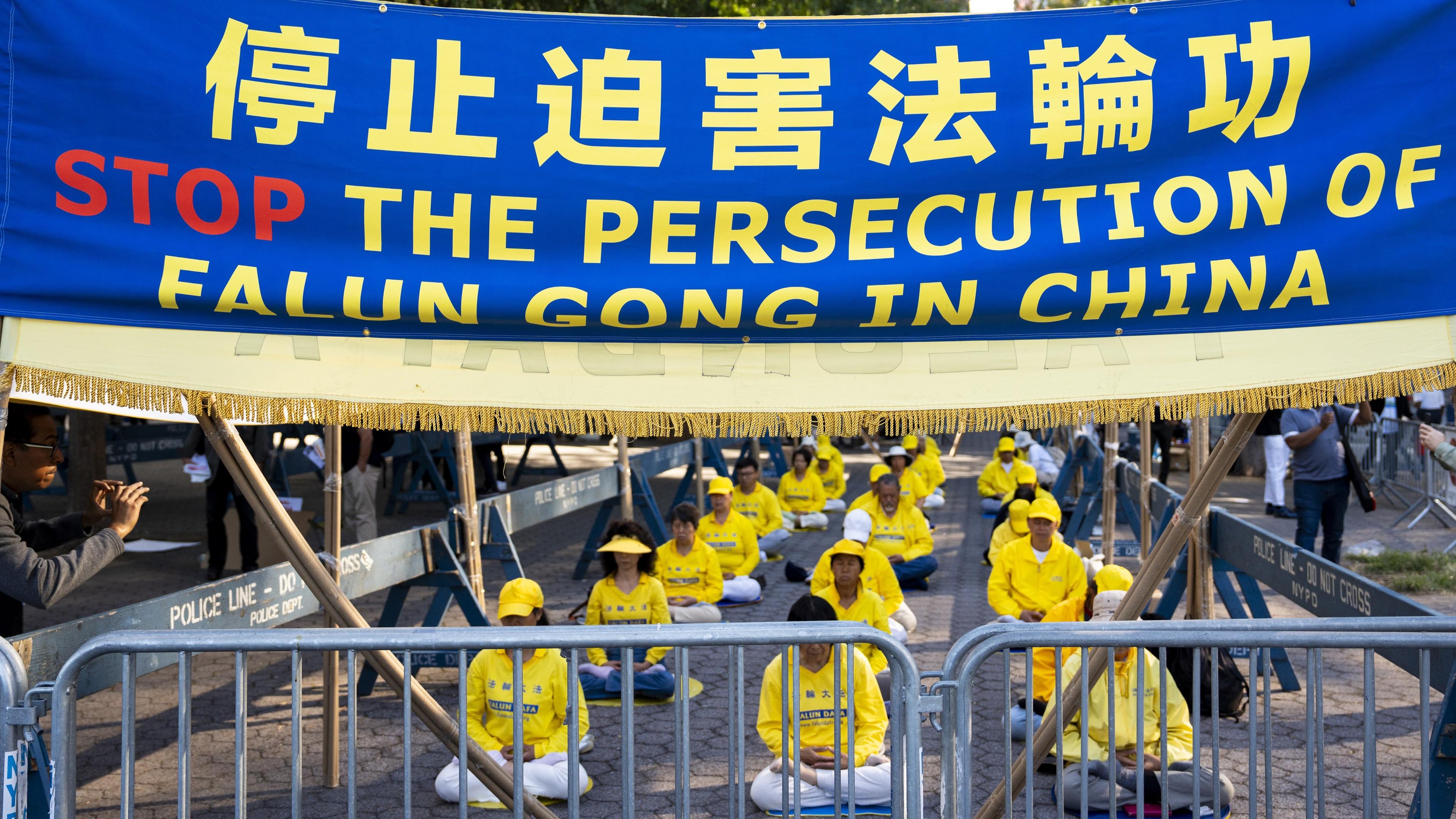 Falun Gong-utövare demonstrerar utanför FN:s högkvarter i New York i USA den 20 september 2023. Foto: Chung I Ho