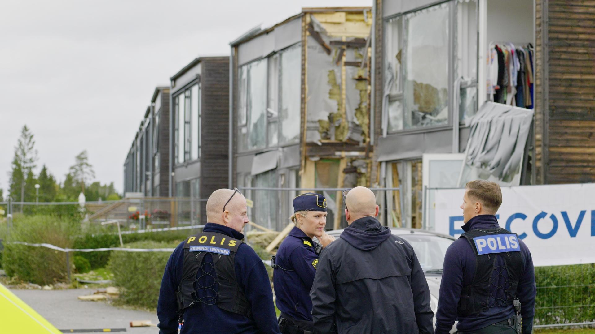 På bilden ses polis efter ett bombdåd i Fullersta utanför Uppsala den 28 september 2023. Foto: Marcus Strand