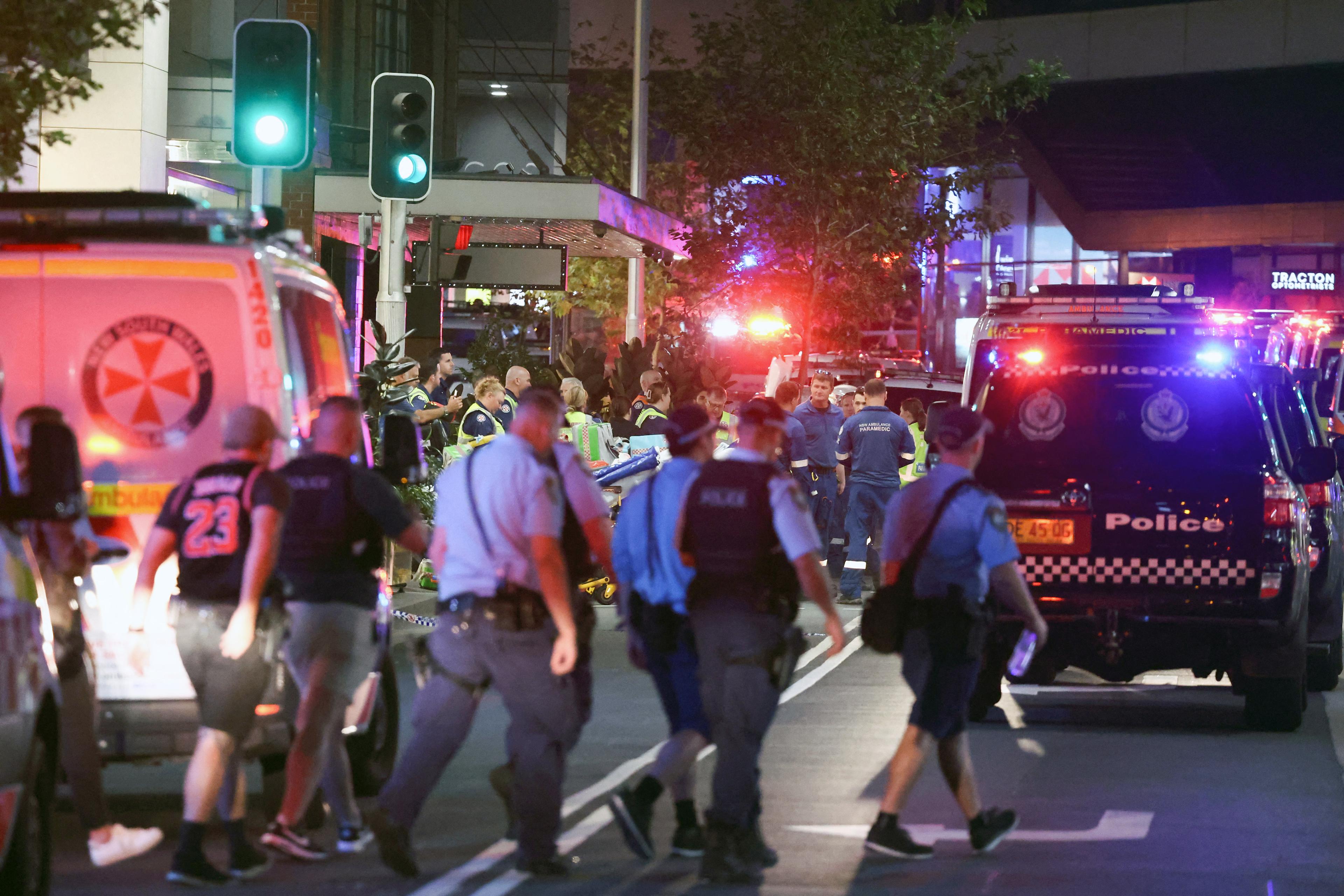 Polis och sjukvårdare utanför köpcentrumet Westfield Bondi Junction i Sydney den 13 april efter att ett knivdåd ägde rum. Foto: David Gray/AFP via Getty Images