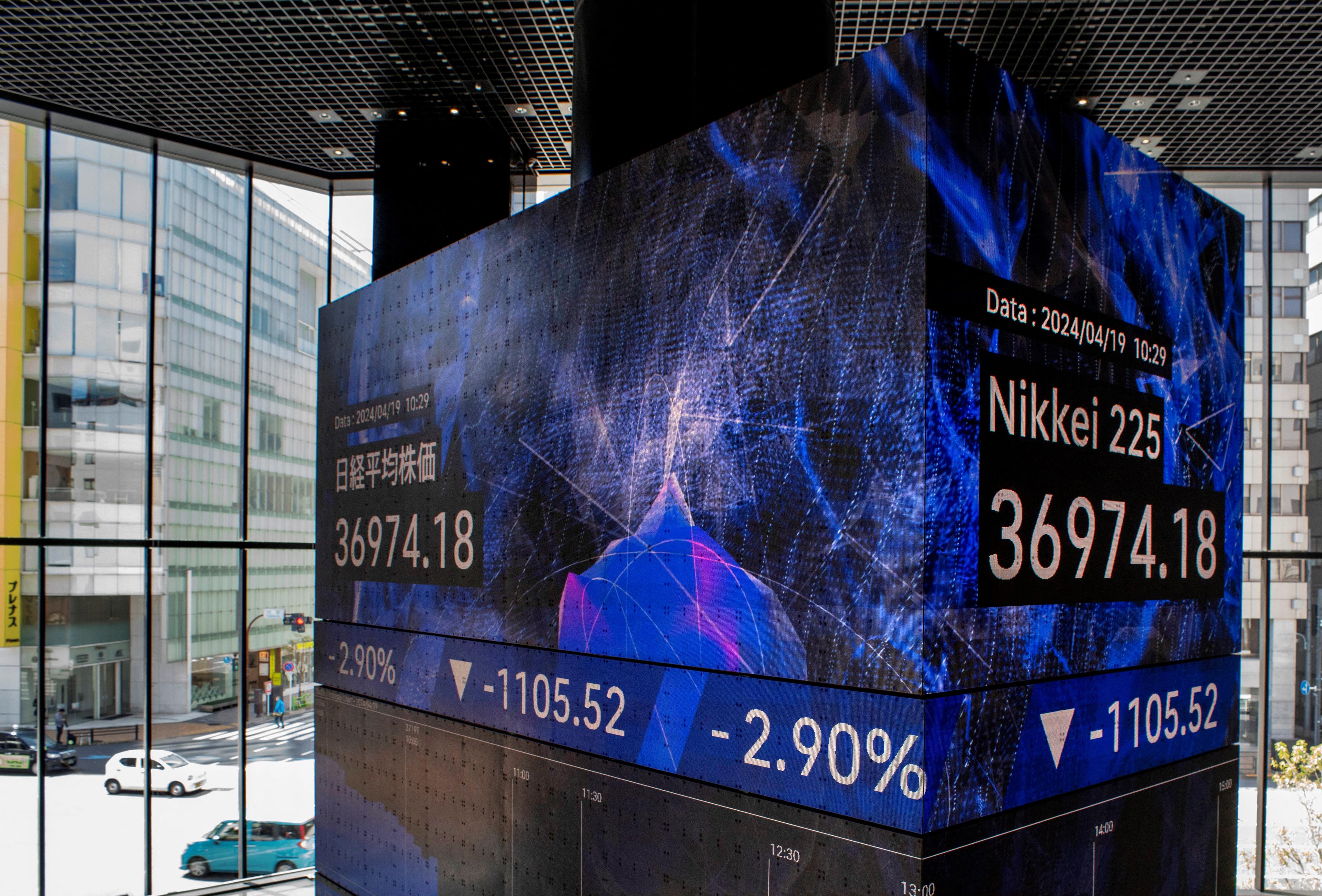En elektronisk tavla visar aktiekursen för Nikkei-indexet på Tokyobörsen i Tokyo den 19 april. Foto: Kazuhiro Nogi/AFP via Getty Images