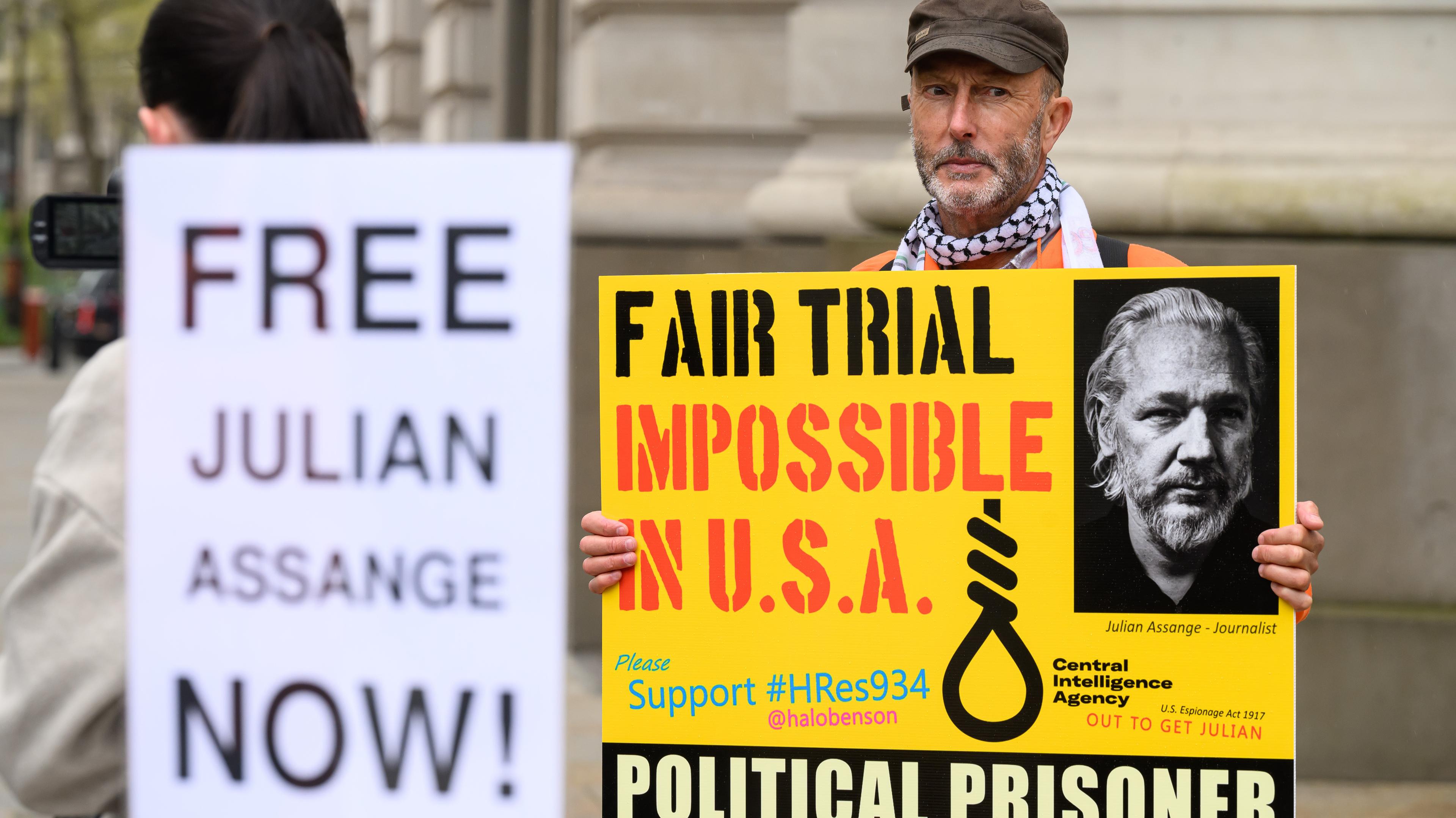 Demonstranter visar sitt stöd till Julian Assange i London i England den 10 april. Foto: Leon Neal/Getty Images