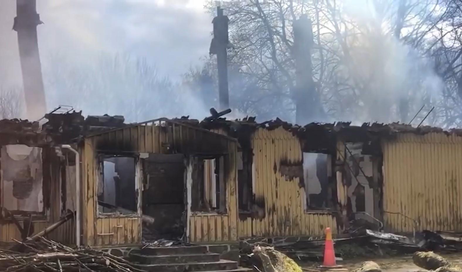 ”Svenskarnas hus”, som ägs av föreningen De fria Sverige, brann ned den 20 april. Foto: Skärmdump/Youtube/De fria Sverige