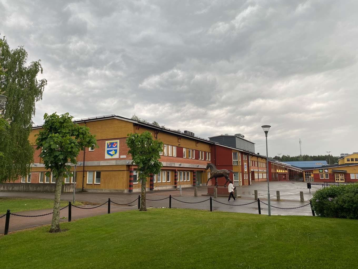 Vivallaskolan i Örebro lade ner högstadiet 2017, och eleverna flyttades med buss till skolor i andra stadsdelar. Foto: Maria Hellström