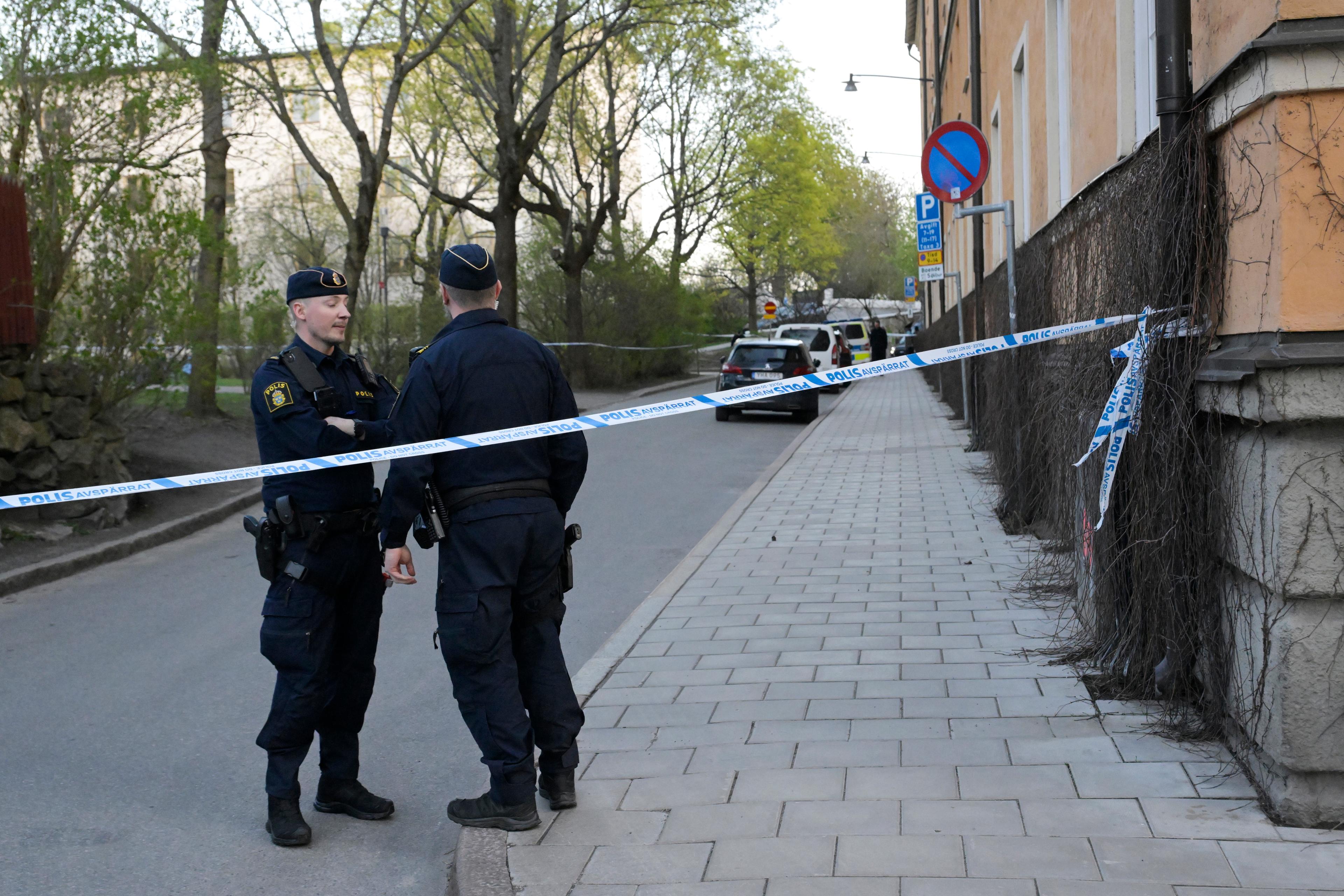 En man sköts till döds på på Södermalm i centrala Stockholm i måndags. En person är nu häktad misstänkt för mordet. Foto: Janerik Henriksson/TT