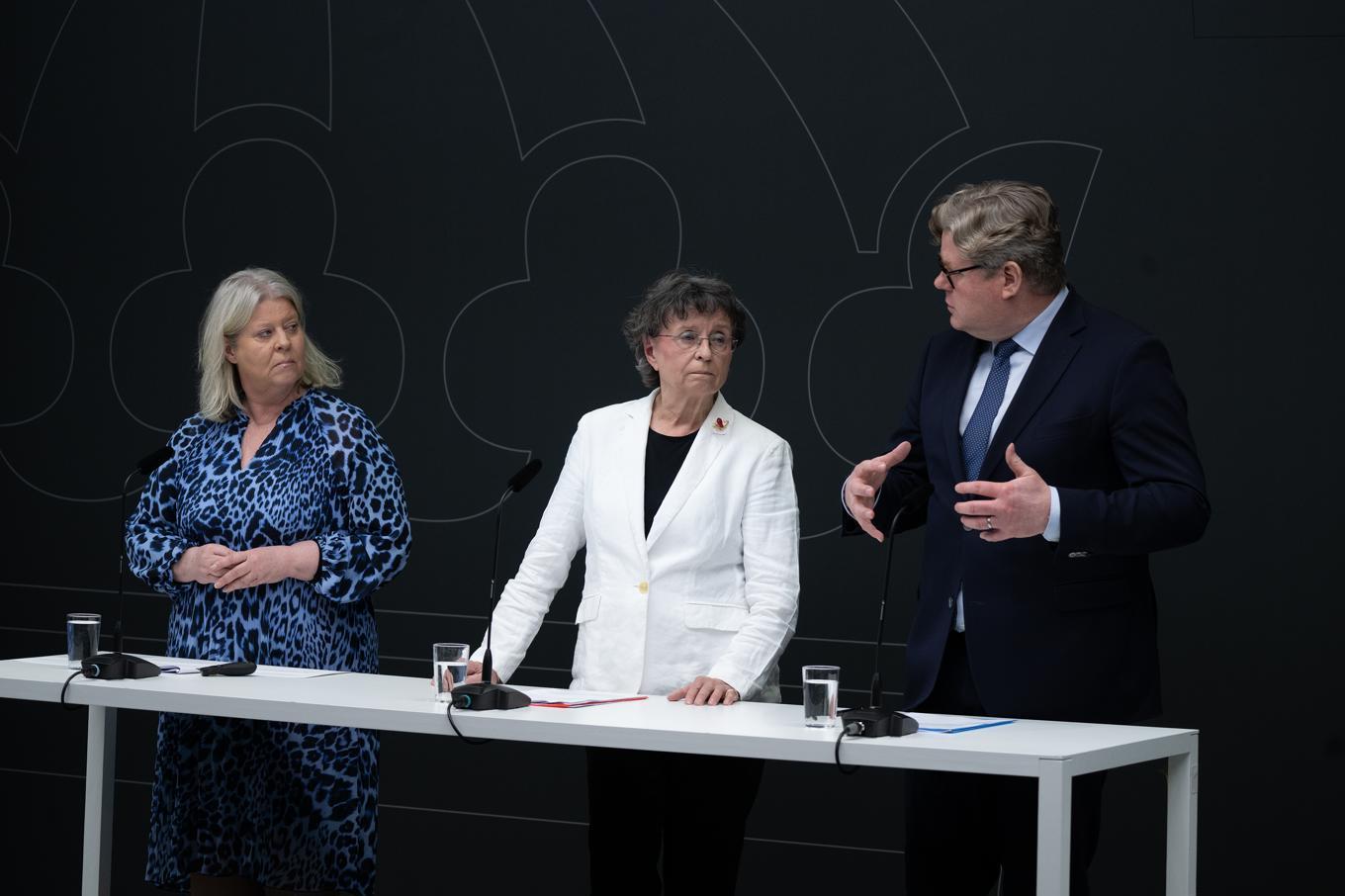 Camilla Waltersson Grönwall (M), socialtjänstminister,  Susanne Eberstein, utredare och Gunnar Strömmer (M), justitieminister. Foto: Roger Sahlström.