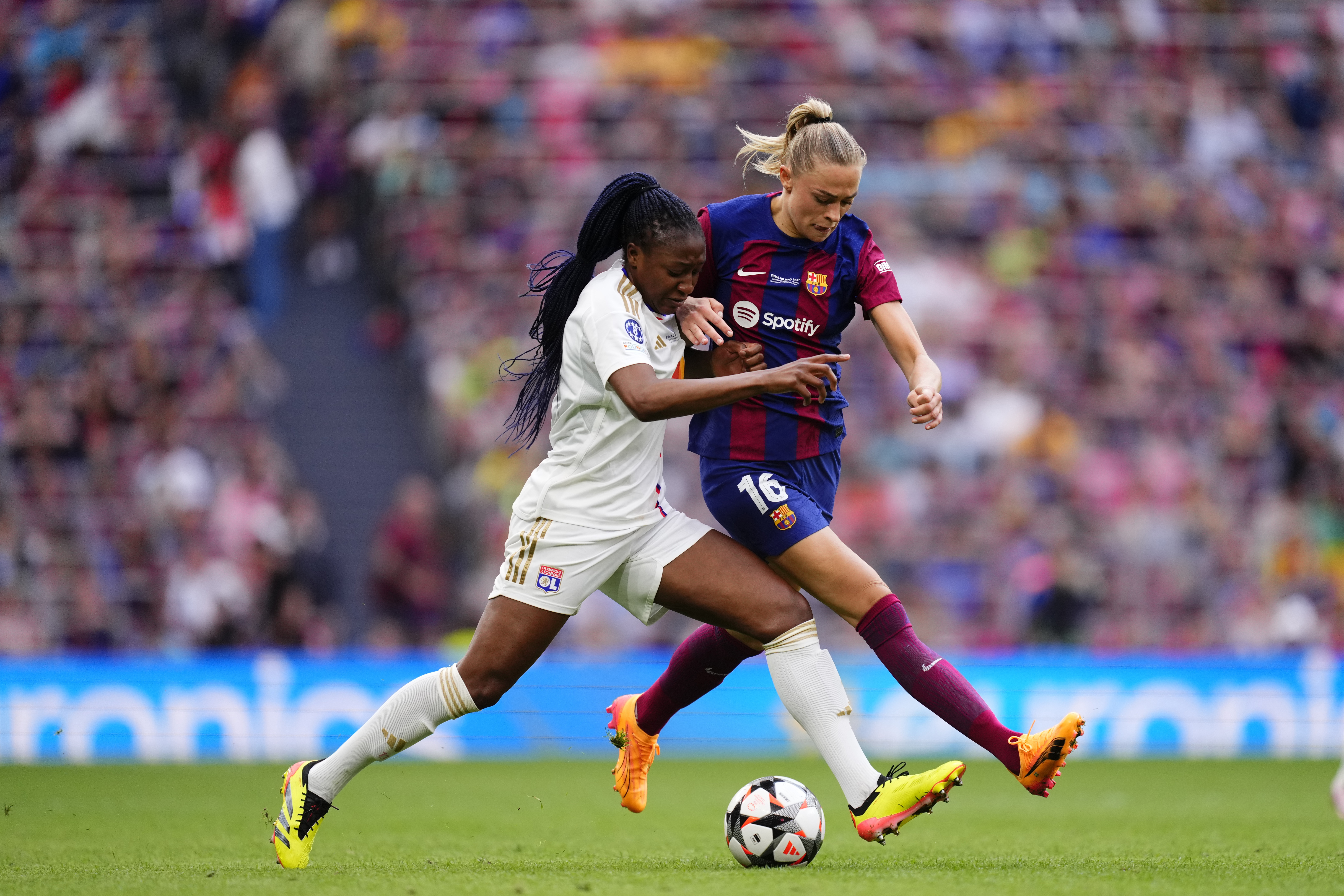Barcelonas Fridolina Rolfö under Champions League-finalen mot Lyon. Arkivbild. Foto: Jose Breton/AP Photo/TT