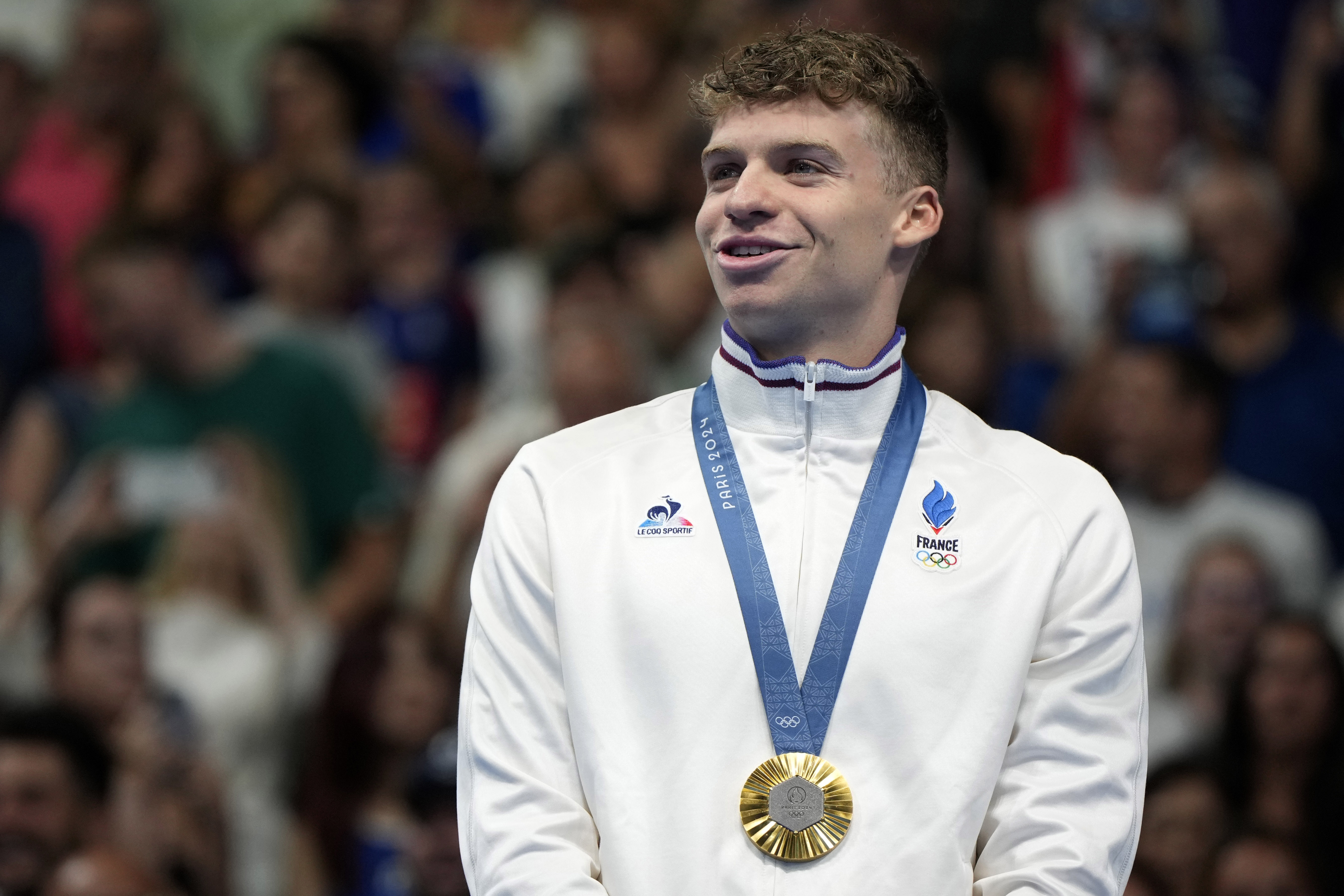 Leon Marchand med guldet på 200 meter fjäril. Foto: Matthias Schrader/AP/TT