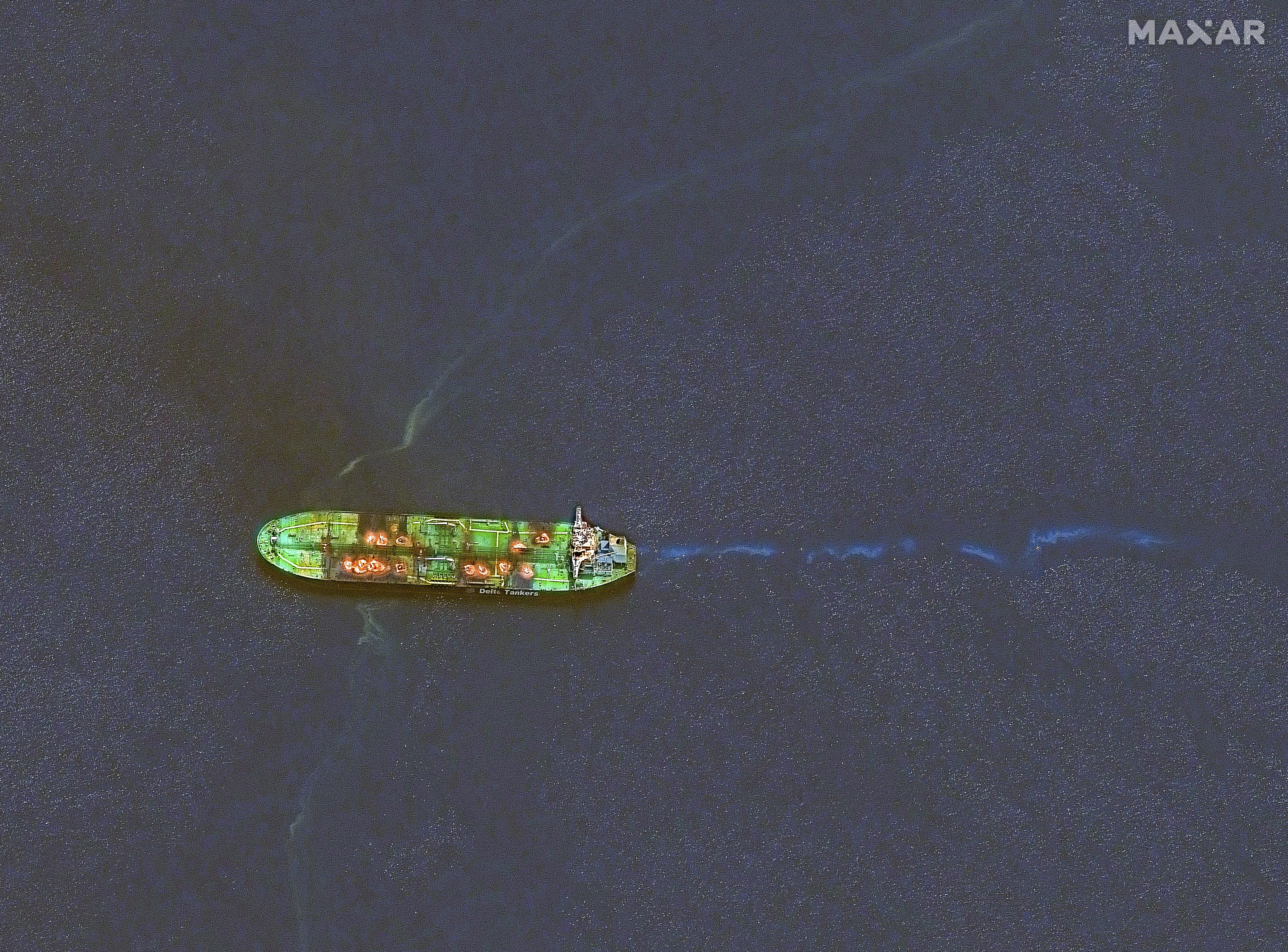 En satellitbild tagen den 29 augusti visar oljetankern Sounion, som attackerades i Röda havet i förrförra veckan. Foto: Maxar Technologies via AP/TT