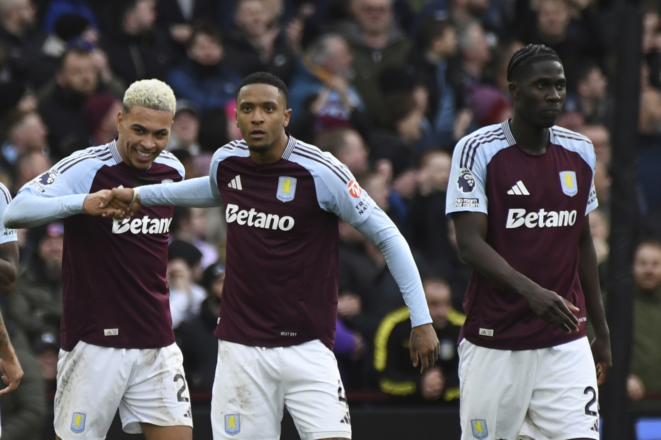 Aston Villas Morgan Rogers, till vänster, firar med lagkamrater efter sitt 2–0-mål. Foto: Rui Vieira/AP/TT