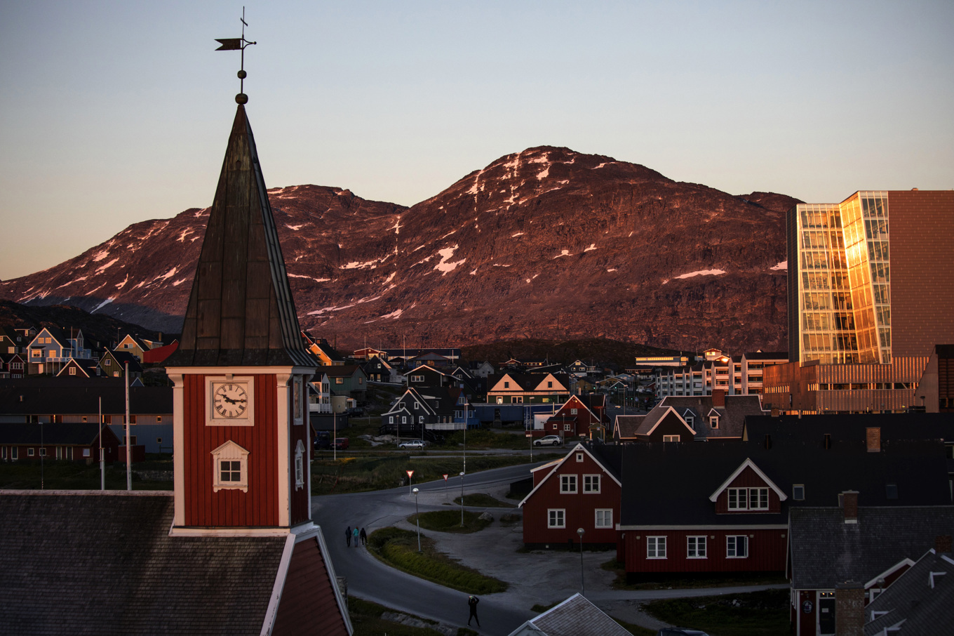 Solnedgång över Grönlands huvudstad Nuuk. Arkivbild. Foto: David Goldman/AP/TT