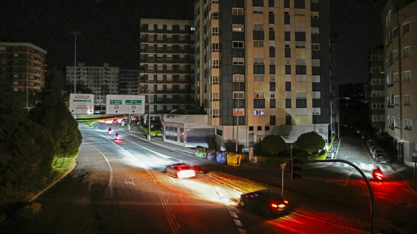 Den 28 april förra året gick elnätet ner i stora delar av Spanien, Portugal och delar av Frankrike. Docenten i miljöekonomi, Mats Nilsson, tycker inte vi ska koppla ihop oss med Europa. Foto: Miguel Riopa/AFP via Getty Images