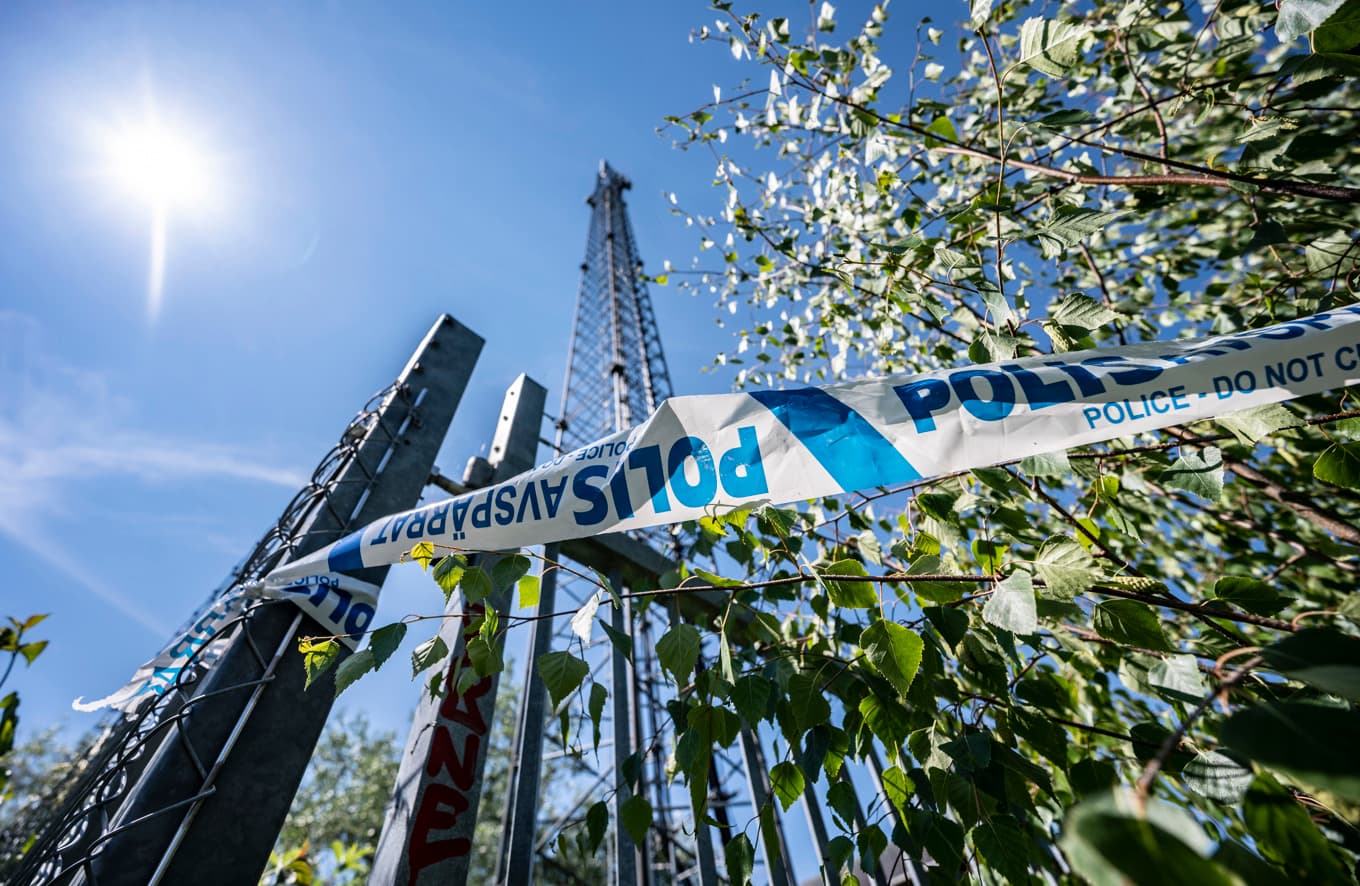 Polisens avspärrningsband vid en telemast i Bunkeflostrand i Malmö efter sabotage 2020. Arkivbild. Foto: Johan Nilsson/TT