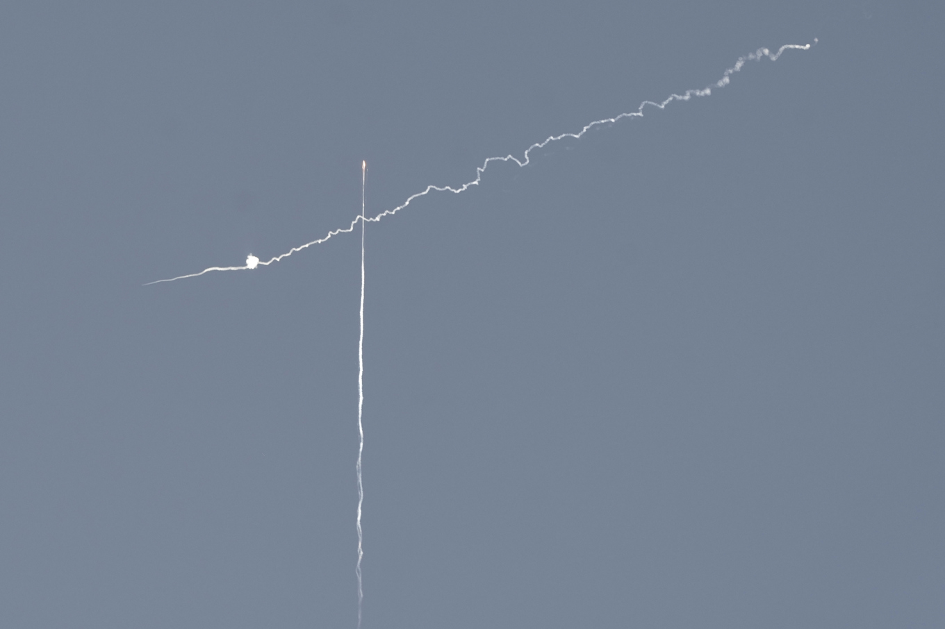 Israeliska luftvärnet skjuter ner en robot avfyrad från Jemen den 10 juni i år. Foto: Mahmoud Illea/AP/TT