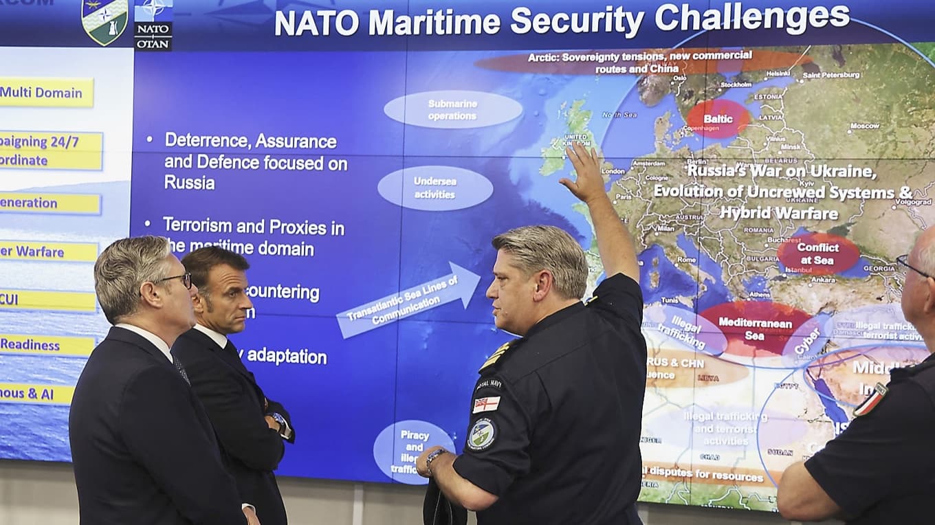 Frankrikes president Macron och Storbritanniens premiärminister Starmer lyssnar på en Natoofficer som berättar om marin säkerhet den 10 juli i London. Foto: Ludovic Marin/POOL/AFP via Getty Images