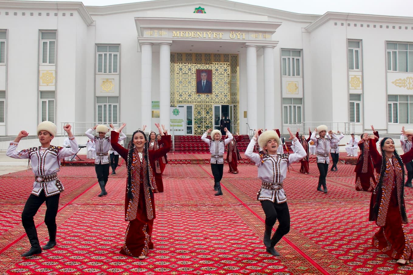 Dansare i traditionella turkmenska kläder vid en vallokal i Turkmenistans huvudstad Asjchabad 2022. Foto: Alexander Vershinin/AP/TT