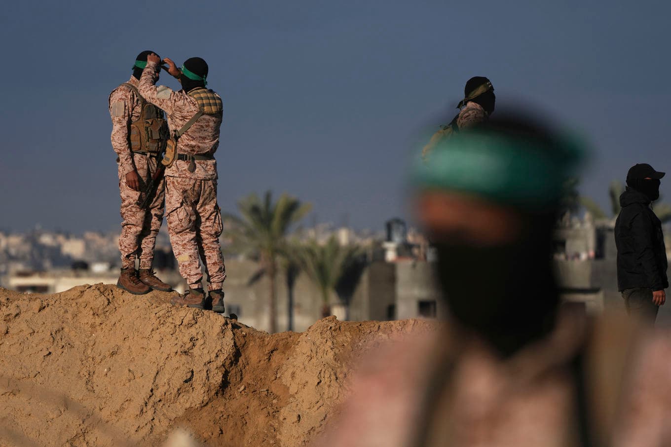 Medlemmar ur Hamas förbereder sig för en gisslanöverlämning. Foto: Abd al-Karim/AP/TT