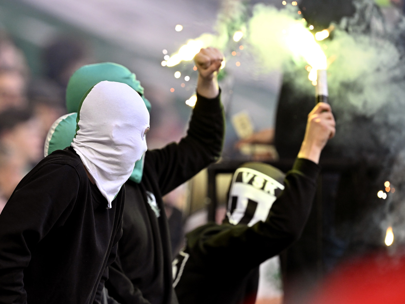 Maskerade Västeråssupportrar med bengaler under en fotbollsmatch. Arkivbild. Foto: Henrik Montgomery/TT