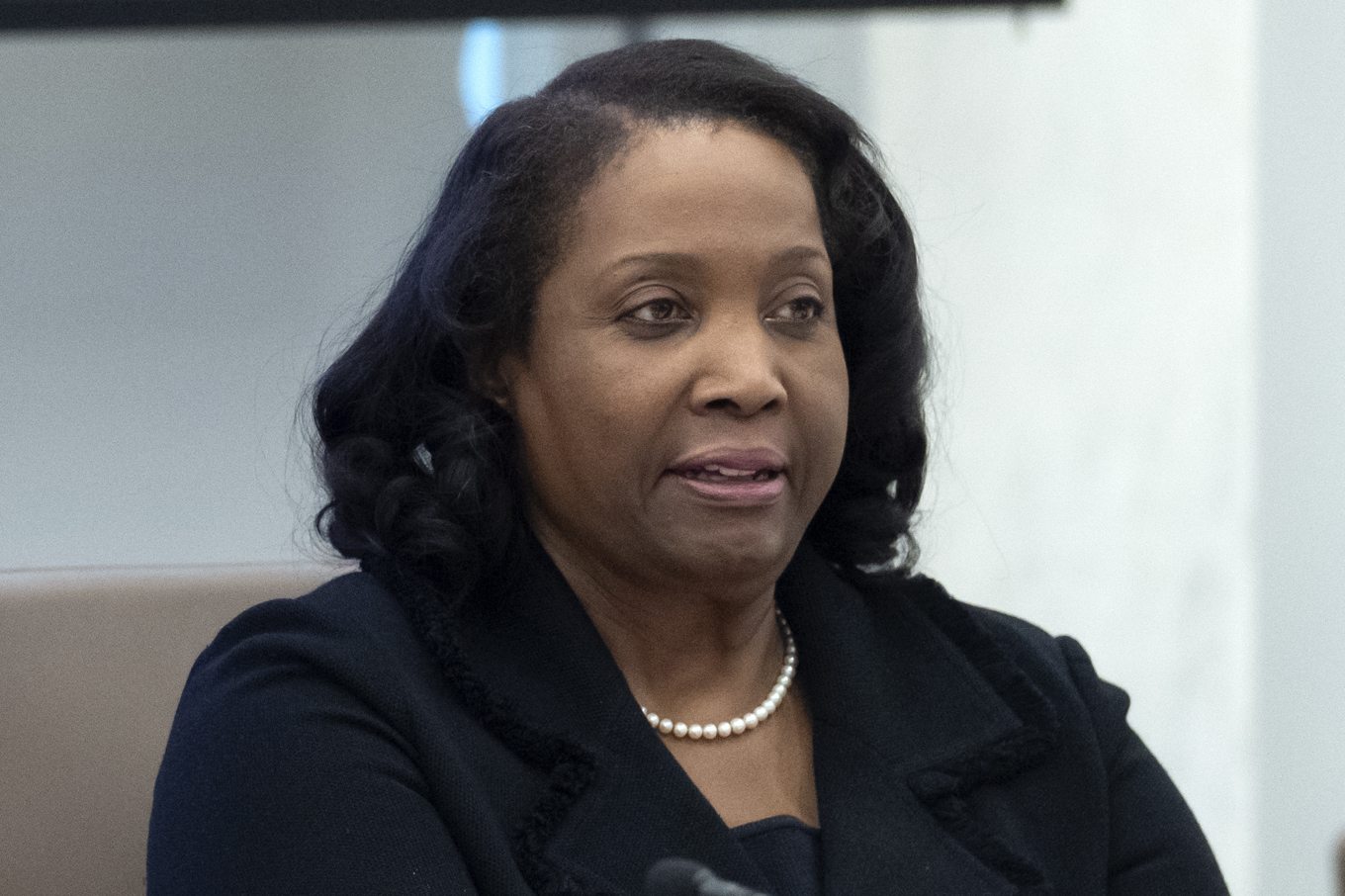 Lisa Cook under ett Fed-möte i juni i år. Arkivbild. Foto: Mark Schiefelbein/AP/TT