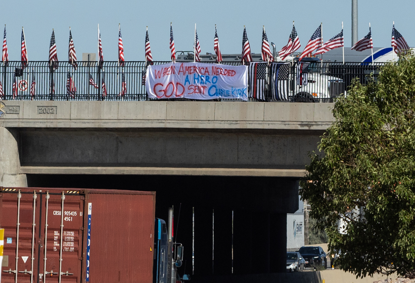 En banderoll som hyllar Charlie Kirk i närheten av Utah Valley University i Orem, Utah den 11 september. Foto: John Fredricks