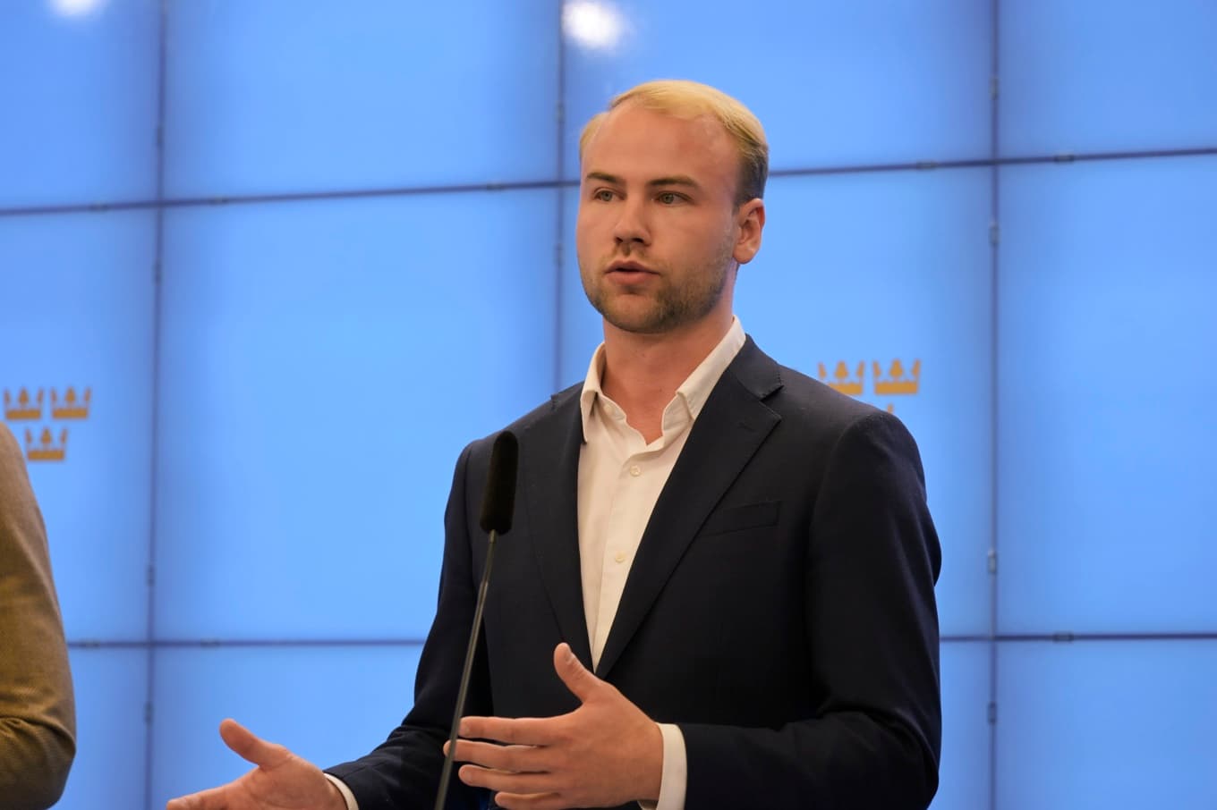 Douglas Thor (MUF), ordförande när Moderaterna presenterade sin nya integrationspolitiska inriktning. Foto: Roger Sahlström.
