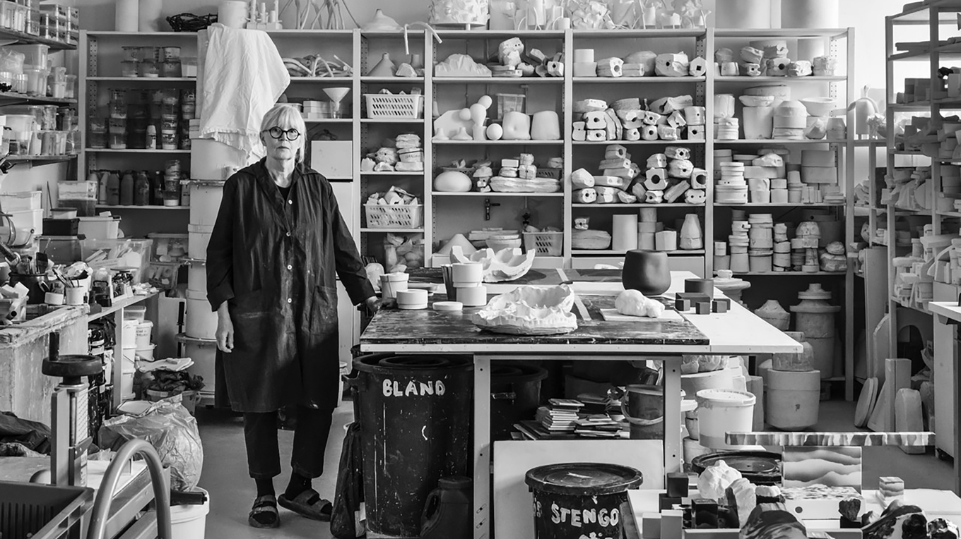 Mia E Göransson växte upp i Linköping och bor och arbetar nu i Gustavsberg. Hennes verk finns att se på Nationalmuseum, Röhsska museet och Gustavsbergs porslinsmuseum. Foto: Hans Malm