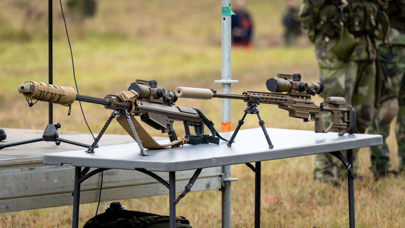 Automatgeväret 90D (AG 90D) och prickskyttegeväret 23 (PSG 23). Foto: Märta Ansgariusson/Försvarsmakten