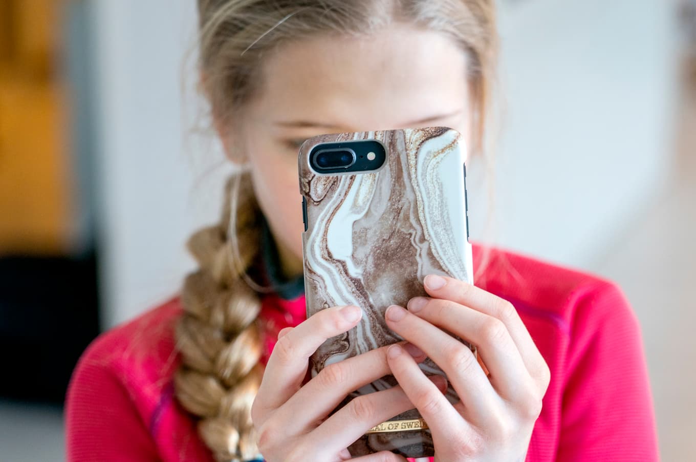 En ung flicka tittar på sin mobiltelefon. Arkivfoto. Foto: Gorm Kallestad/NTB/TT