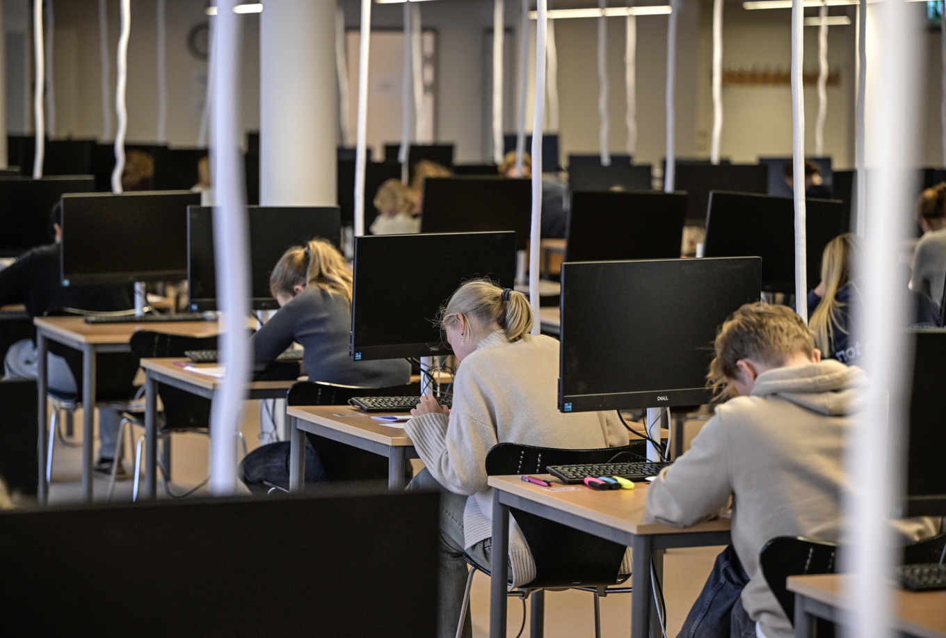 Höstens högskoleprov genomförs på söndagen. 72 735 personer är anmälda. Bild från 2023. Foto: Anders Wiklund/TT
