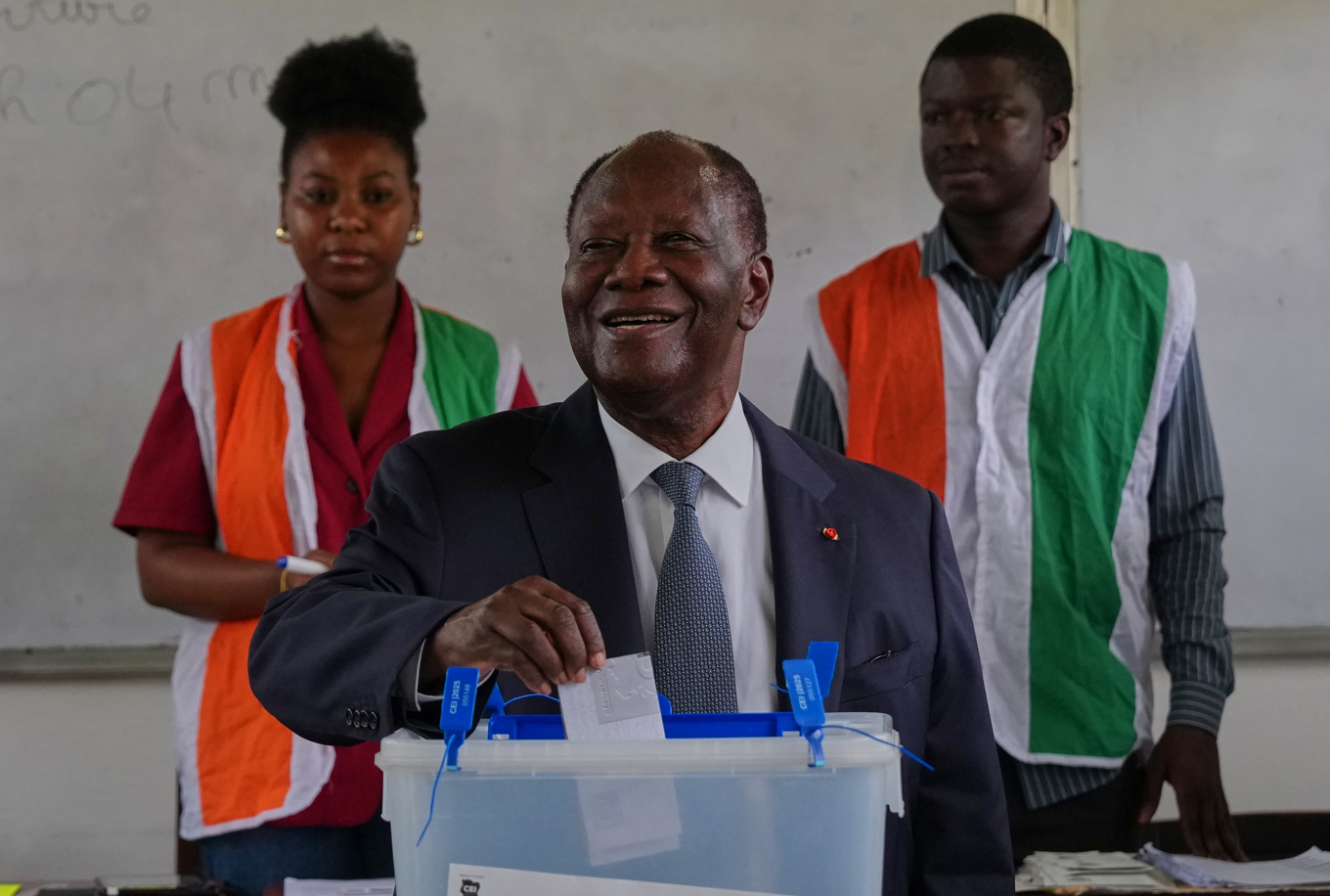 Elfenbenskustens president Alassane Ouattara röstar i lördagens presidentval. Foto: Misper Apawu/AP/TT
